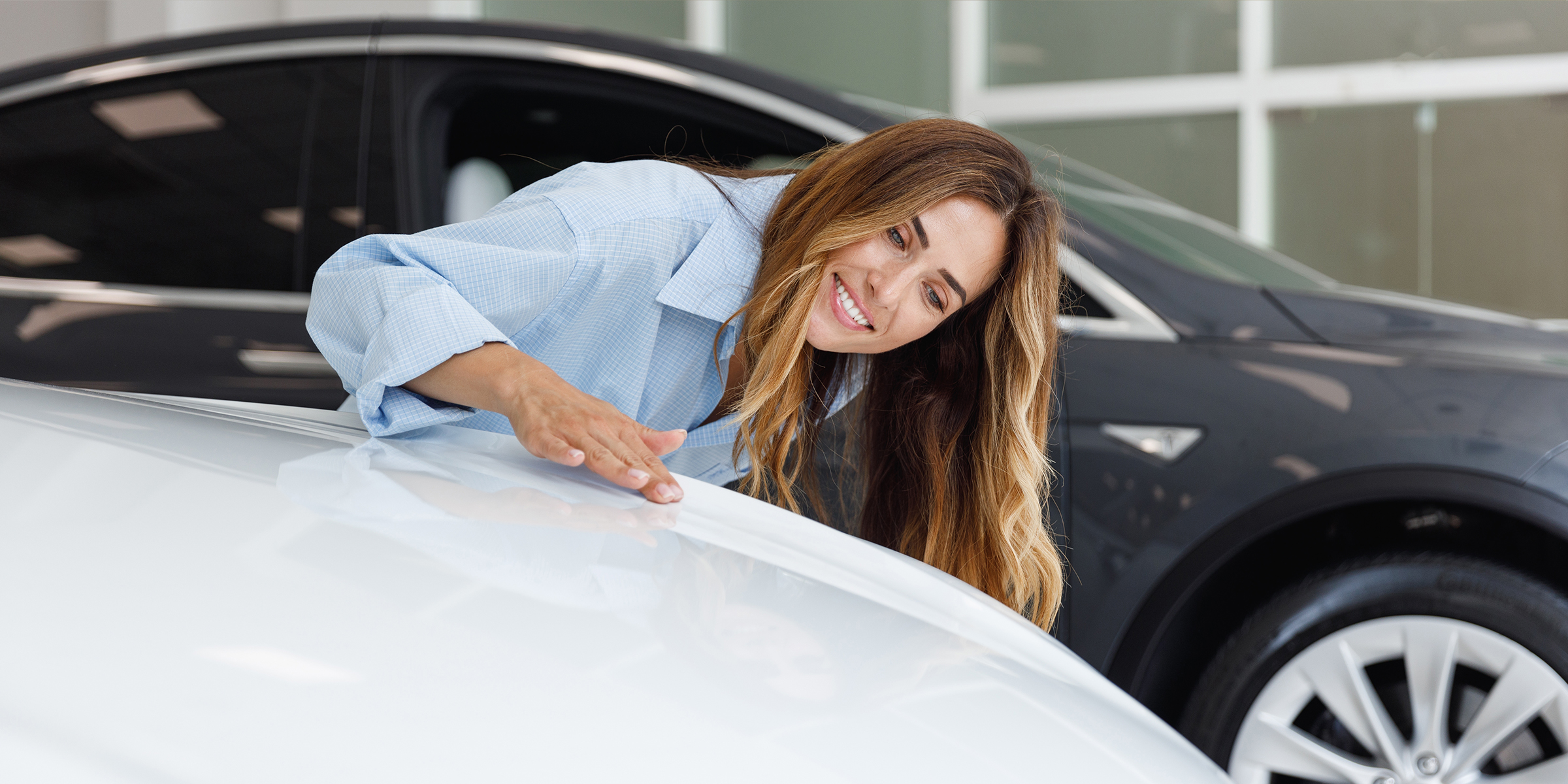 Une femme admirant une voiture | Source : Shutterstock