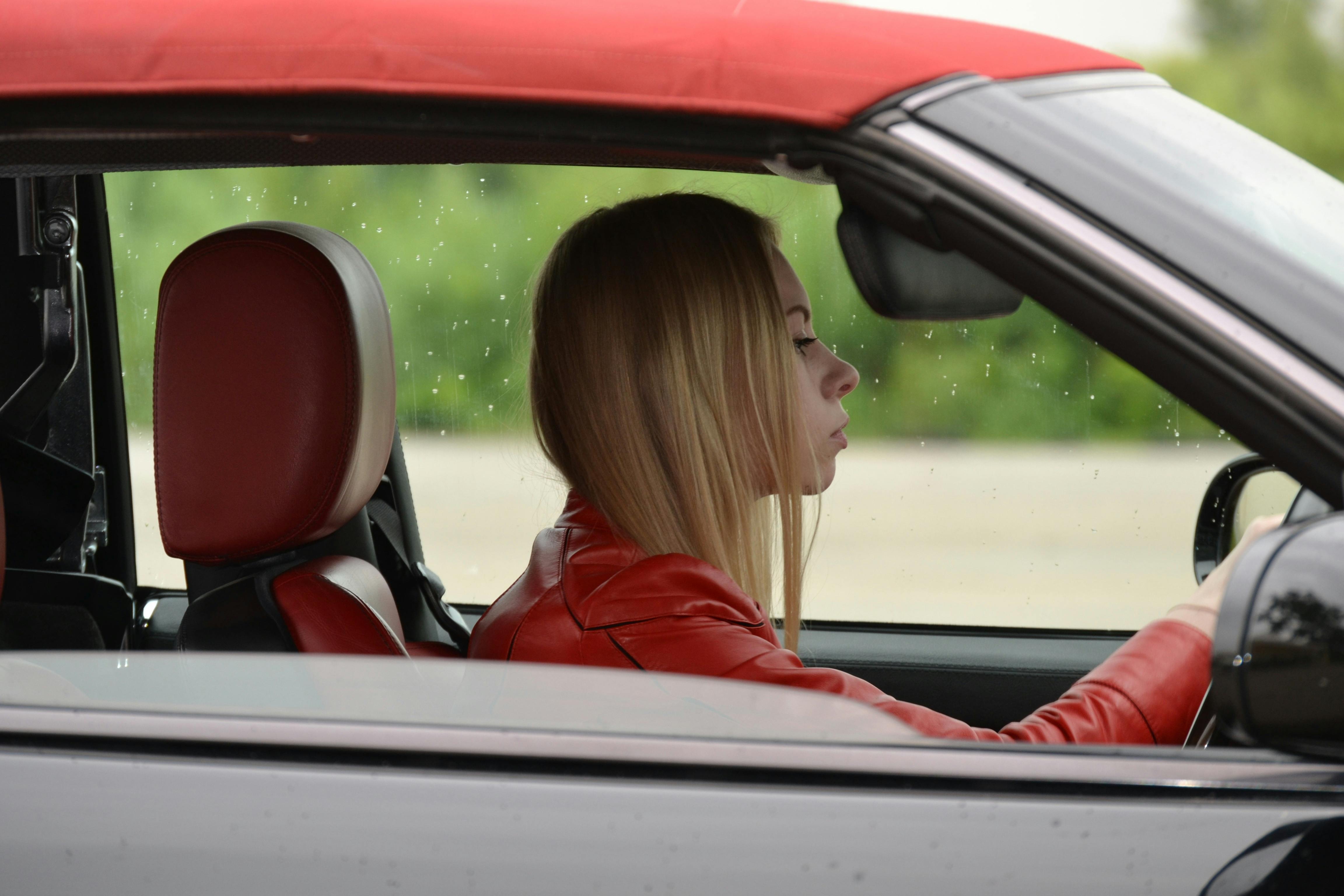 Une femme conduit une voiture | Source : Pexels