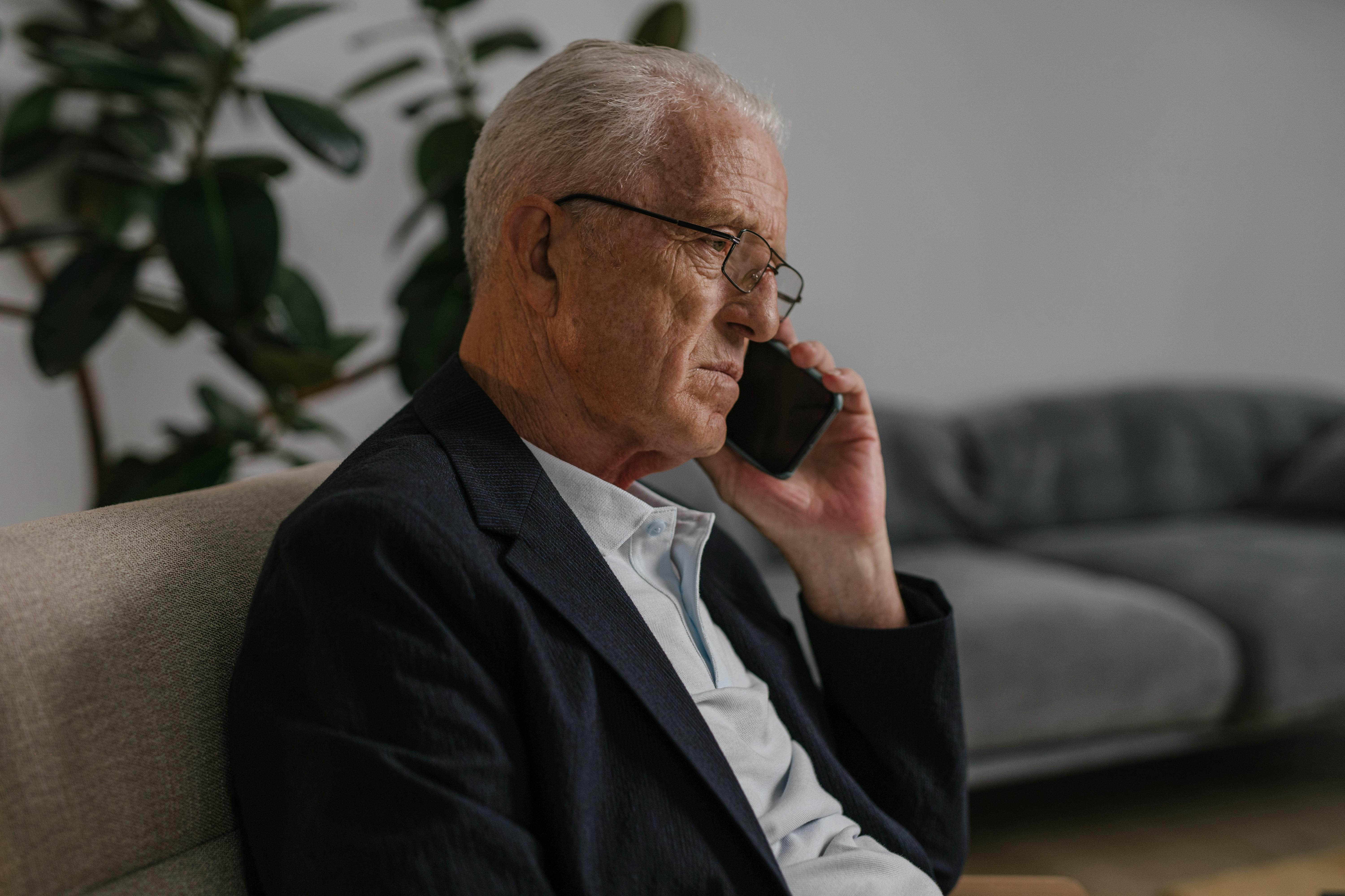 Un homme âgé parle au téléphone | Source : Pexels