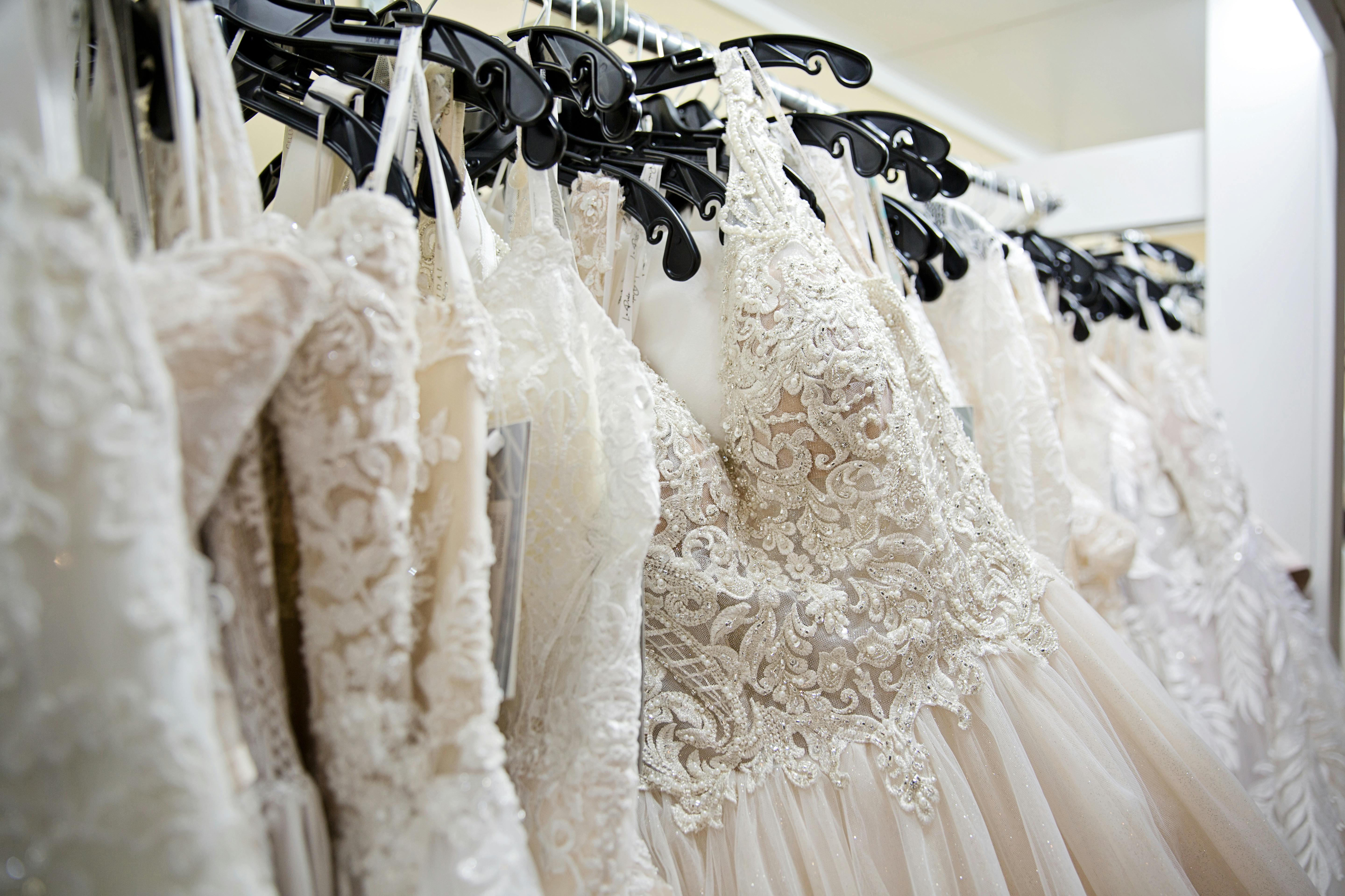 Une étagère contenant des robes de mariée | Source : Pexels