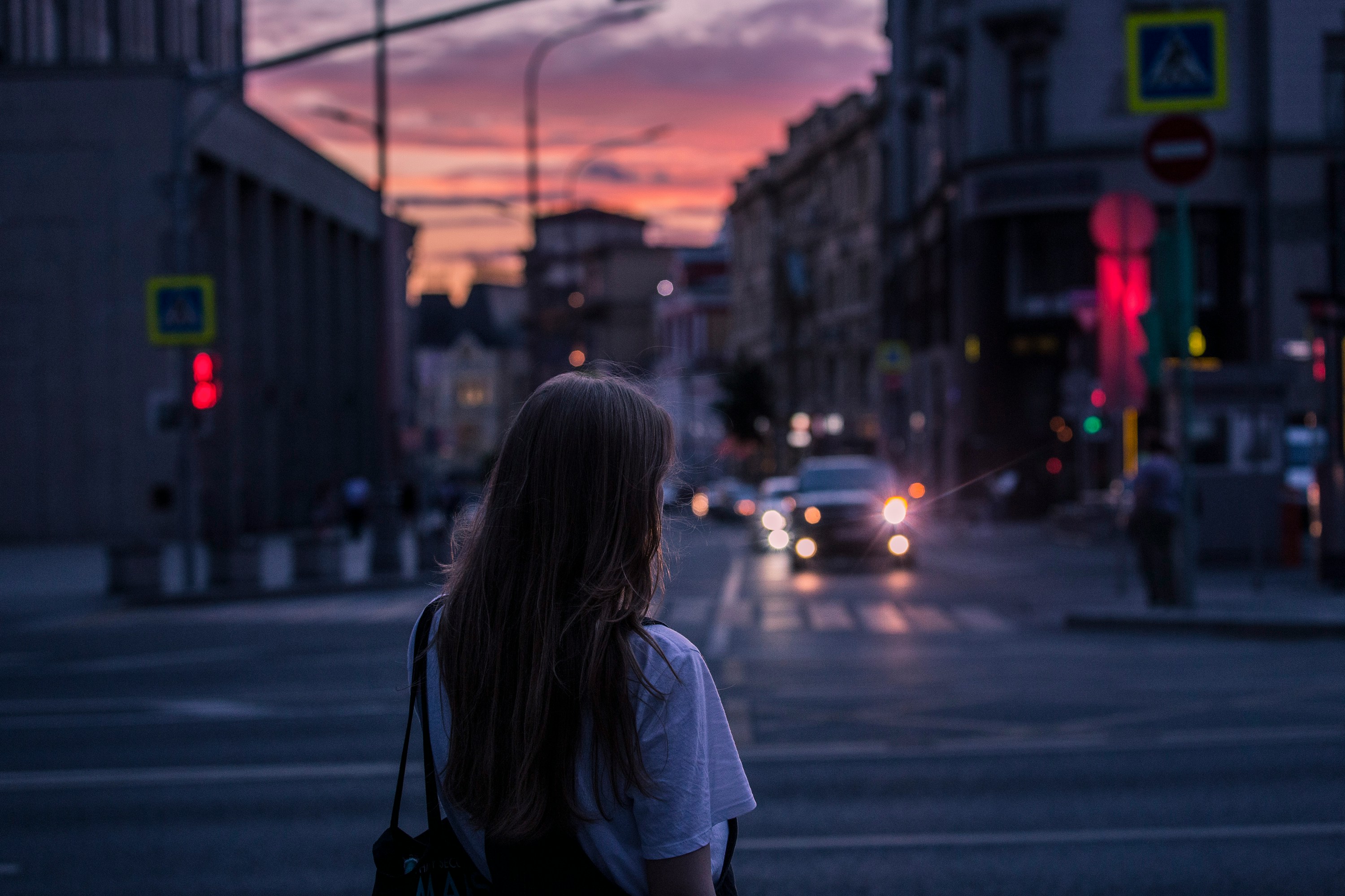 Une femme dans la rue la nuit | Source : Unsplash