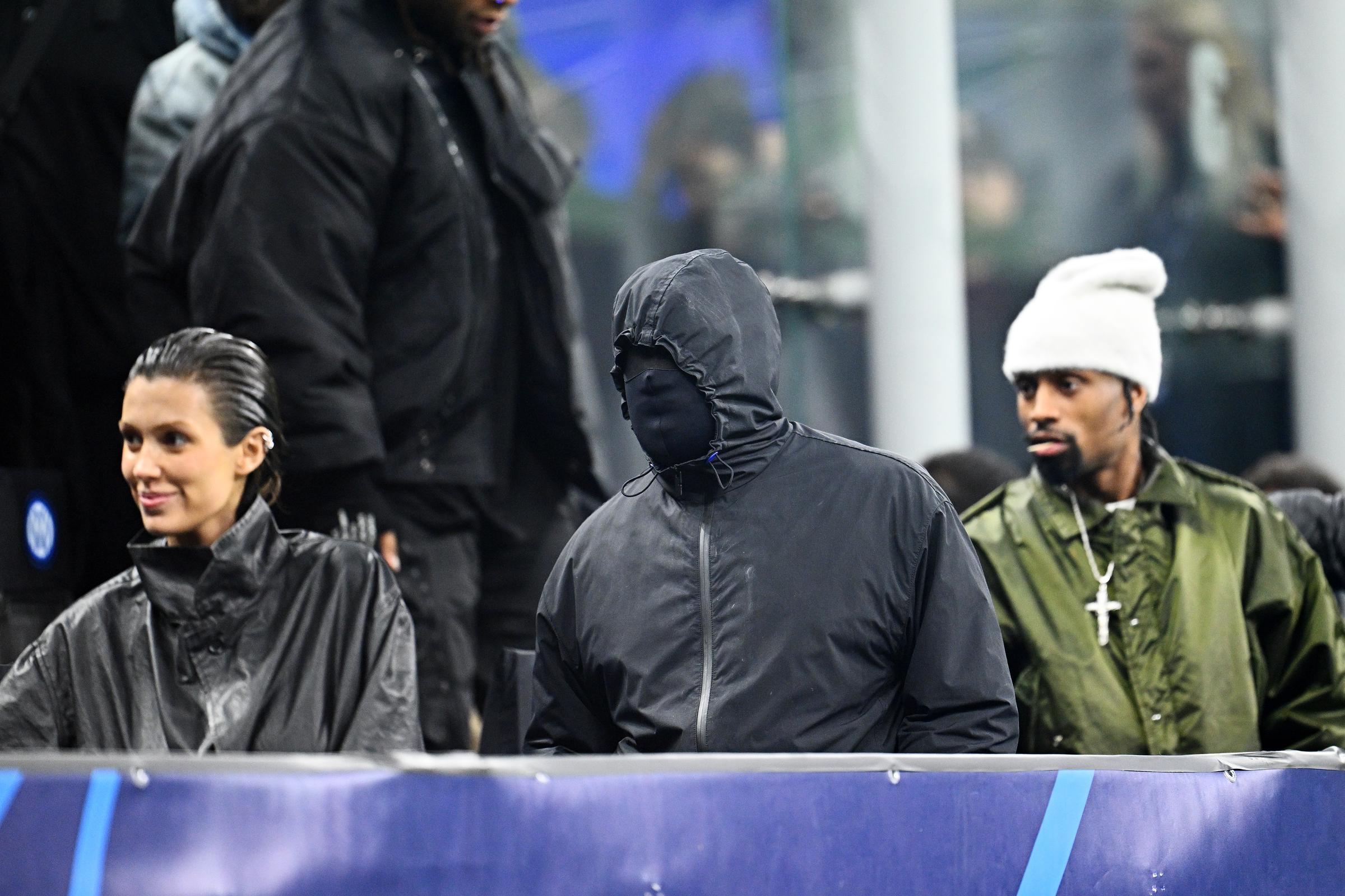 Bianca Censori et Kanye West photographiés lors de la Ligue des champions de l'UEFA, le 20 février 2024, à Milan, en Italie. | Source : Getty Images