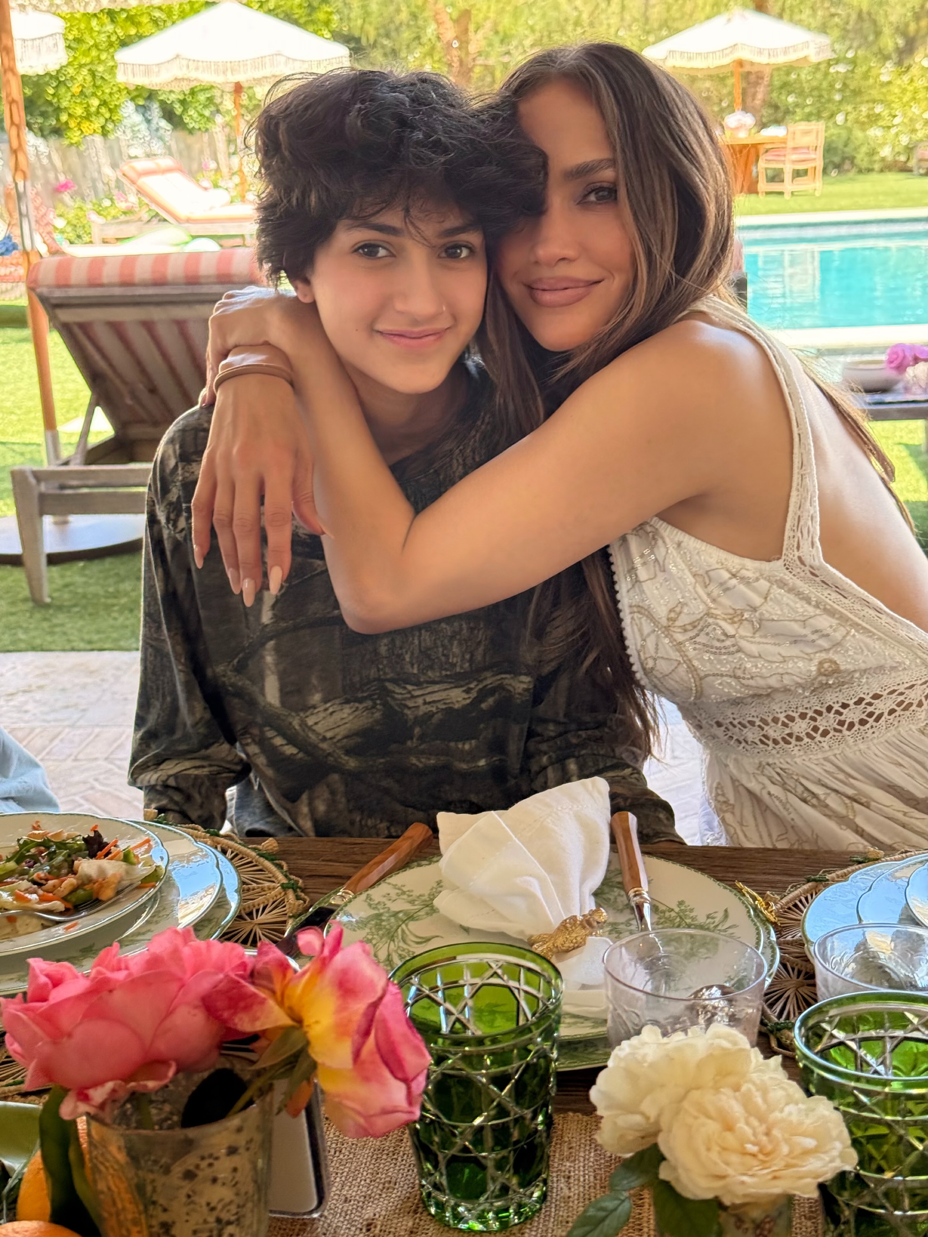 Jennifer Lopez et sa fille, Emme Muñiz, dans un post mis en ligne le 26 mai 2026 | Source : Facebook/Jennifer Lopez