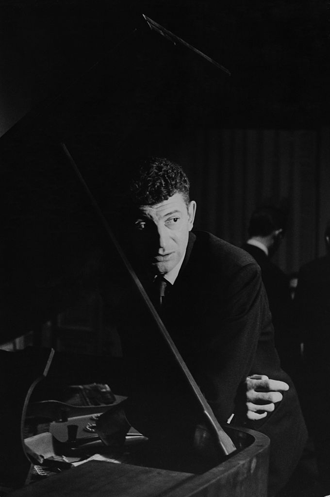 Yves Robert à côté d'un piano. | Photo : Getty Images