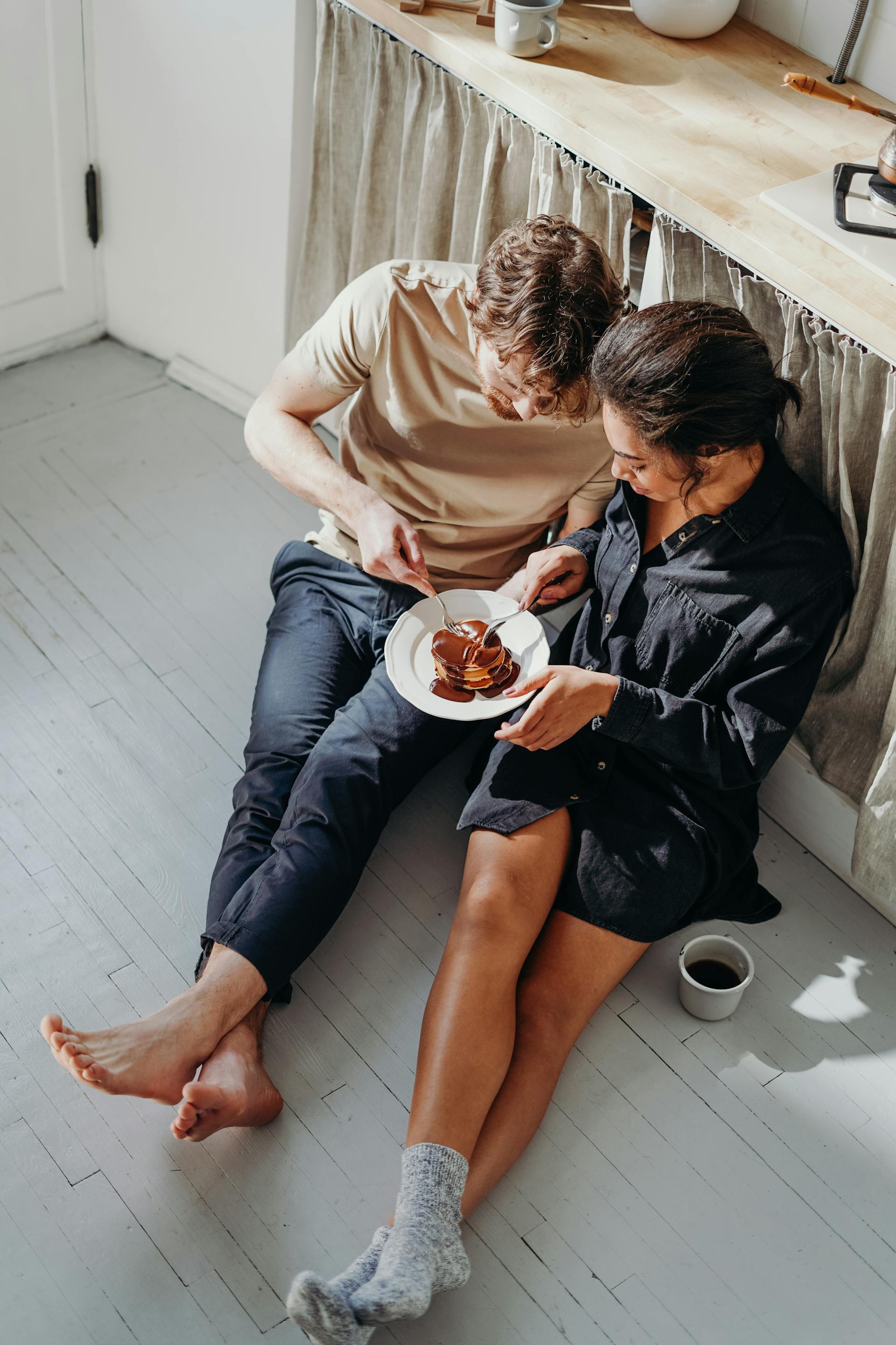 Un couple partageant une assiette de crêpes | Source : Pexels