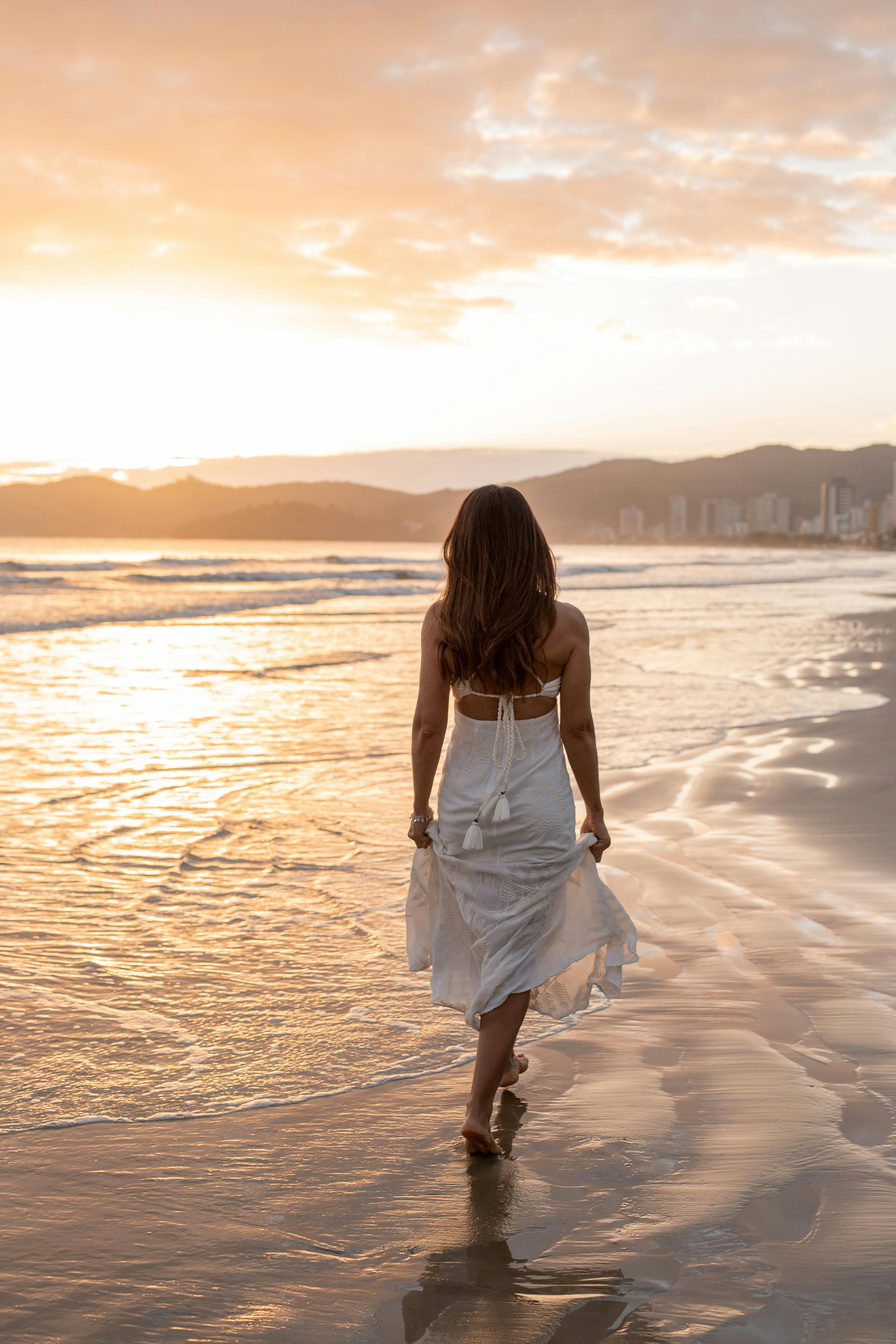 Une femme marchant sur la plage | Source : Pexels