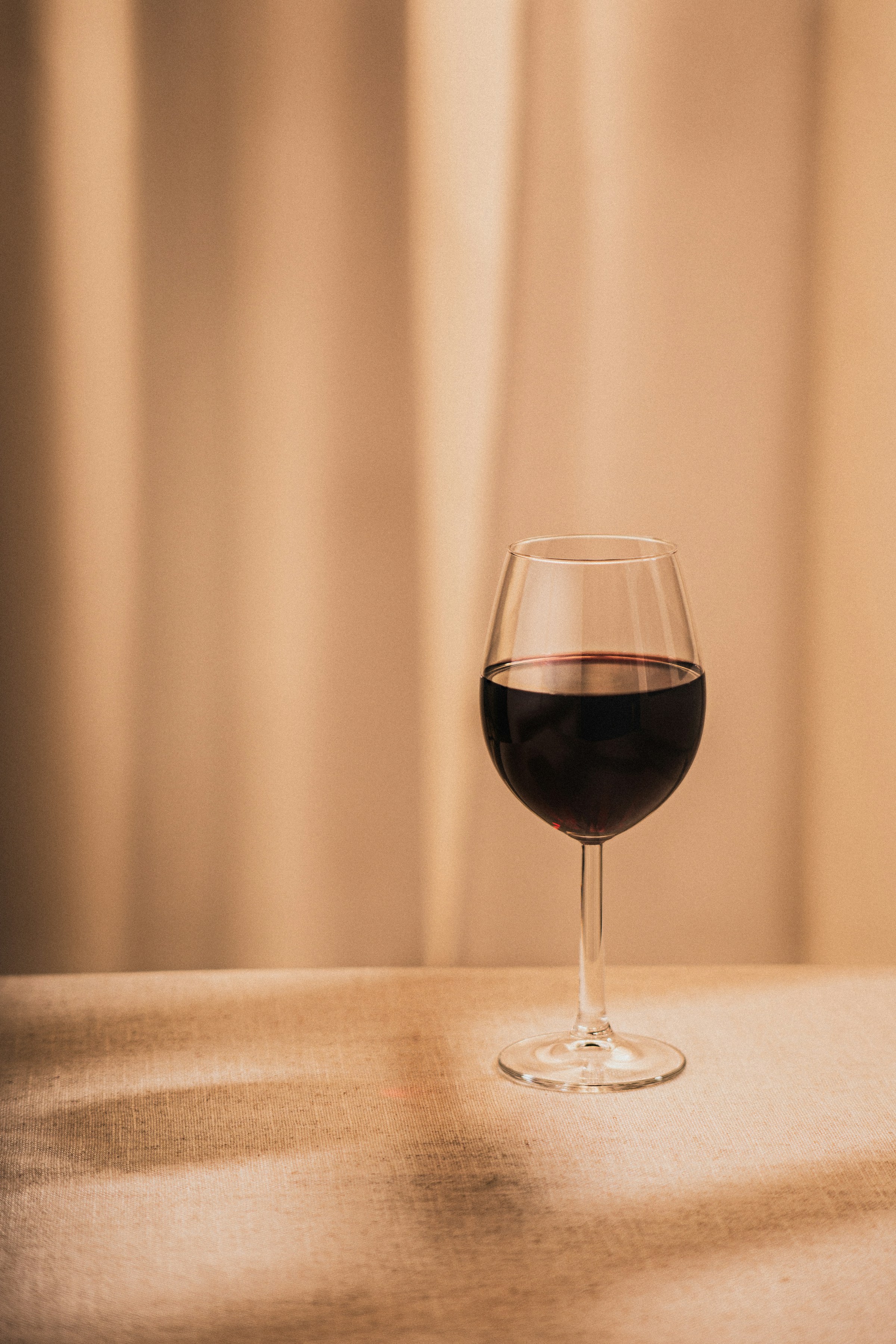 Un verre de vin sur une table | Source : Unsplash