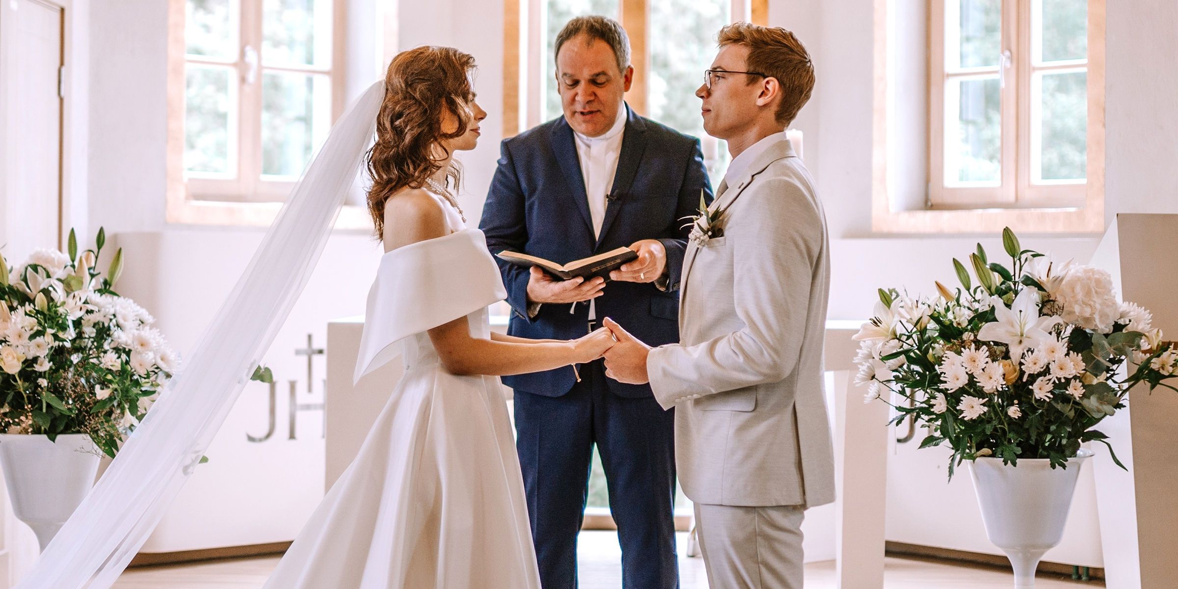 Une mariée et un marié lors de leur mariage | Source : Shutterstock