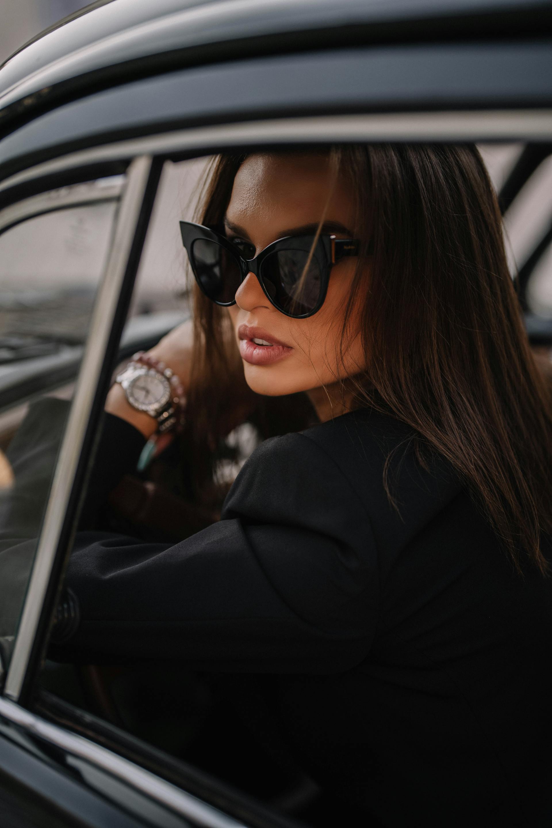 Une femme suspecte assise dans une voiture | Source : Pexels