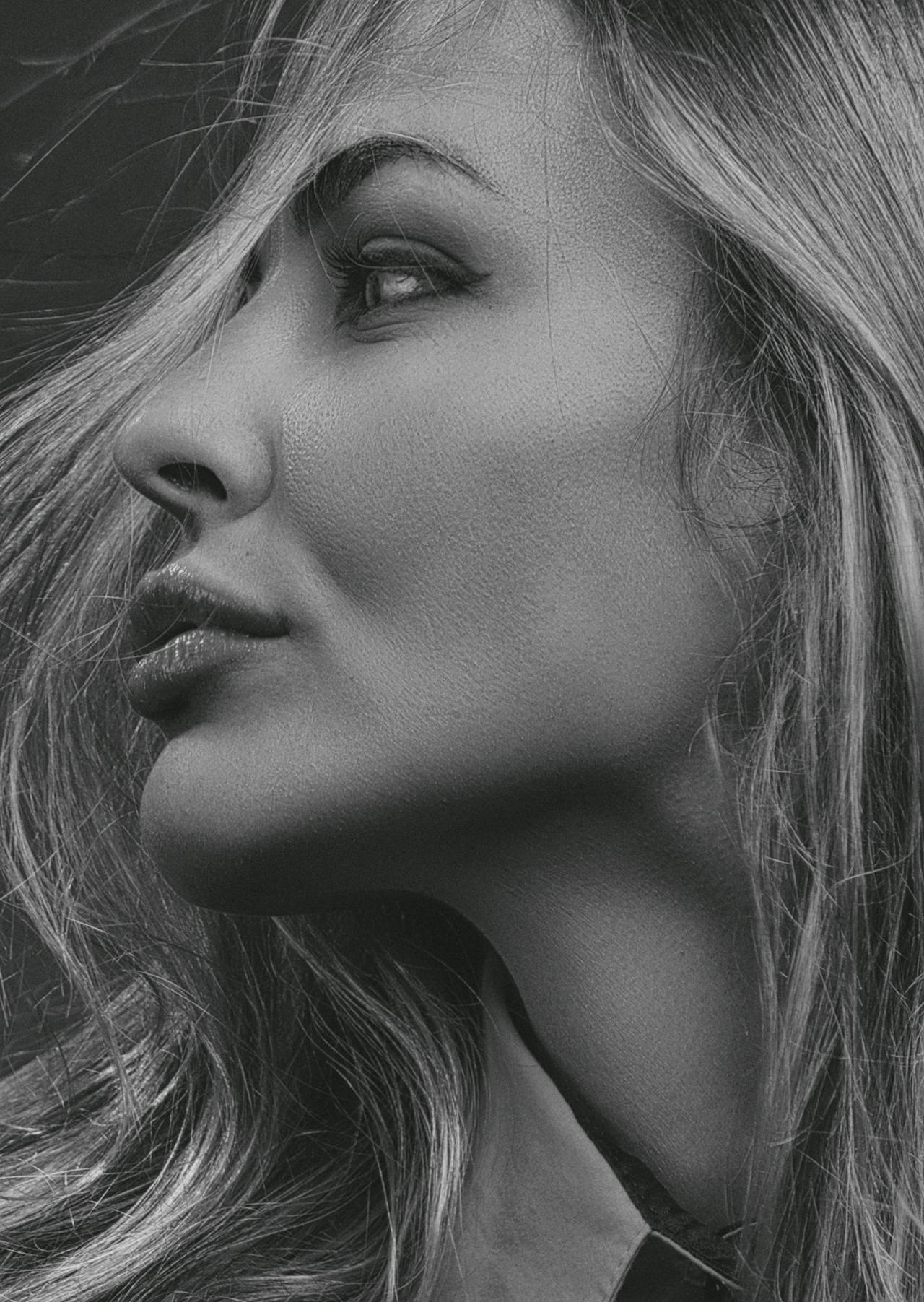 Photo en niveaux de gris d'une femme qui fait la moue sur ses lèvres | Source : Pexels