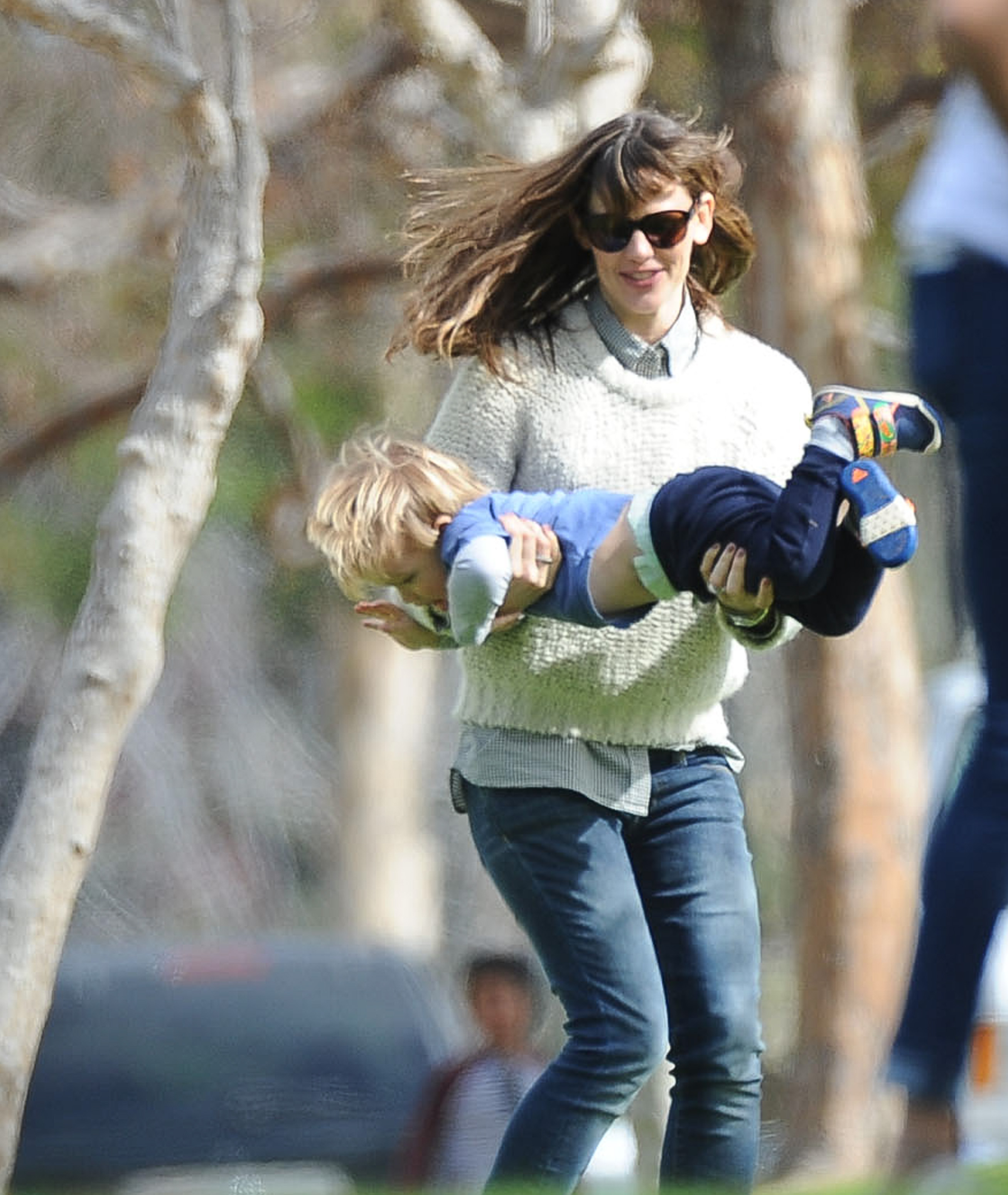 Jennifer Garner sourit alors qu'elle fait jouer Samuel Garner Affleck dans un parc de Los Angeles, en Californie, le 8 février 2014. | Source : Getty Images