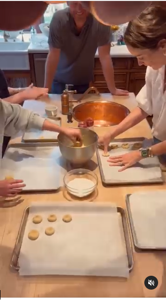 Meghan Markle, le prince Harry et ses amis en train de faire de la pâtisserie, extrait d'un post daté du 7 mars 2025 | Source : Instagram/meghan