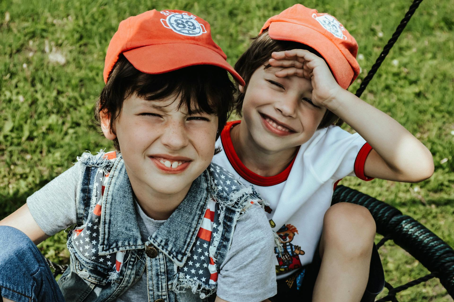 Deux garçons jumeaux souriants | Source : Pexels