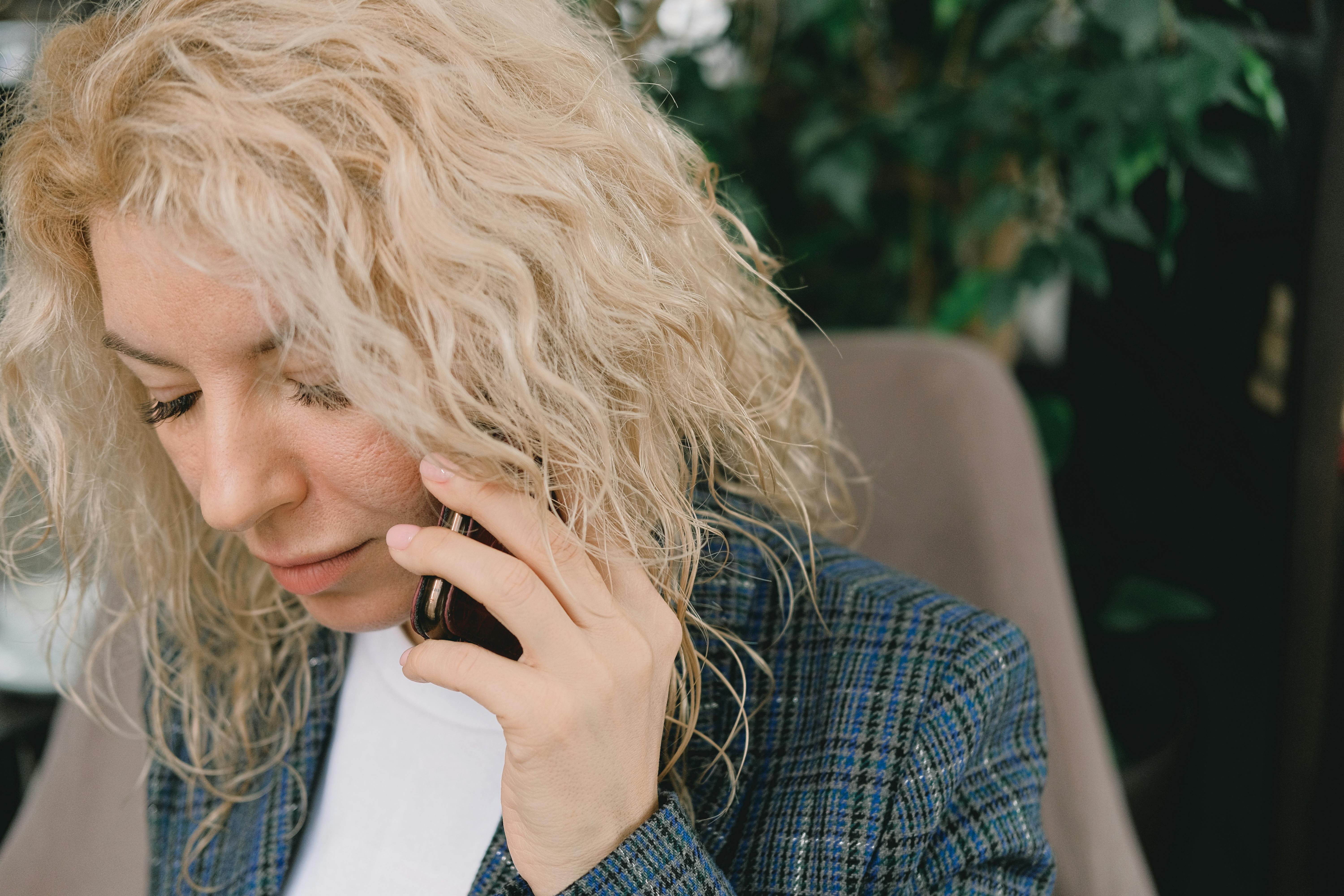 Une femme émotive qui parle au téléphone | Source : Pexels