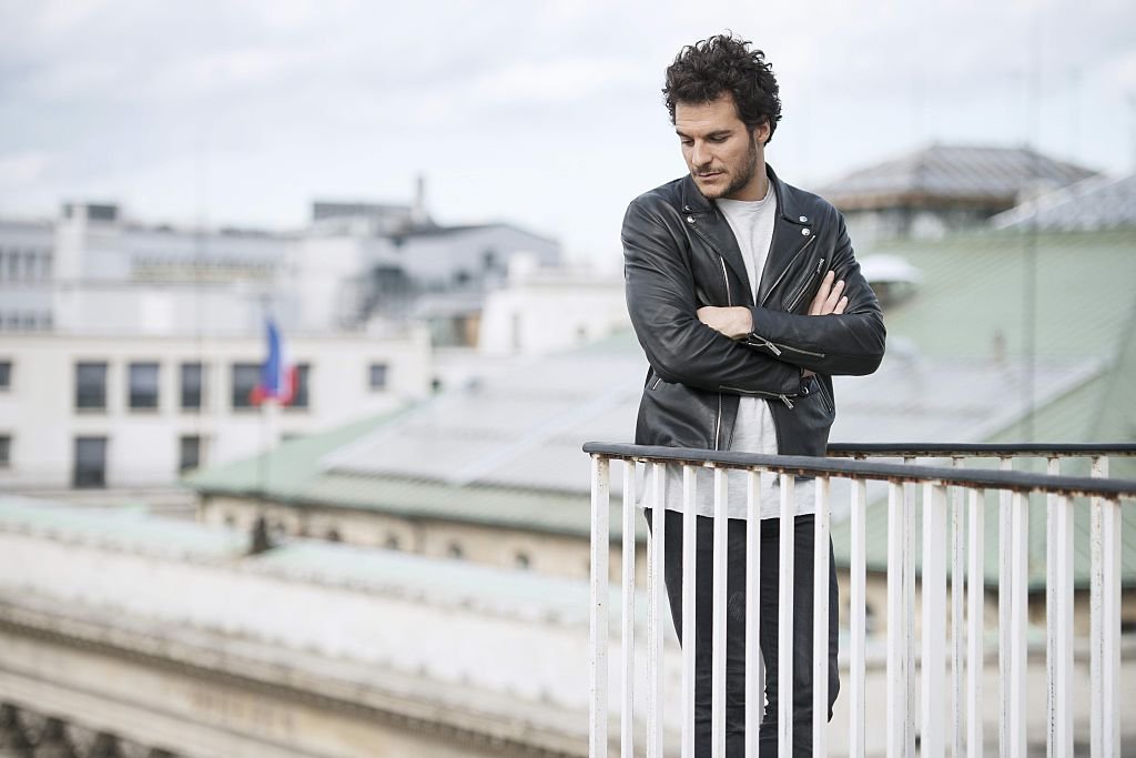 Le chanteur français et israélien Amir, qui représentera la France à l'Eurovision 2016, pose pour des photos à Paris, le 15 avril. Le Concours Eurovision de la chanson se tiendra le 14 mai 2016 à Stockholm. | Source : Getty Images