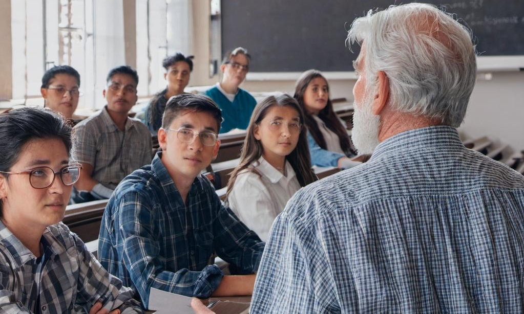 John poursuit ses études en faisant une présentation en classe | Source : Midjourney