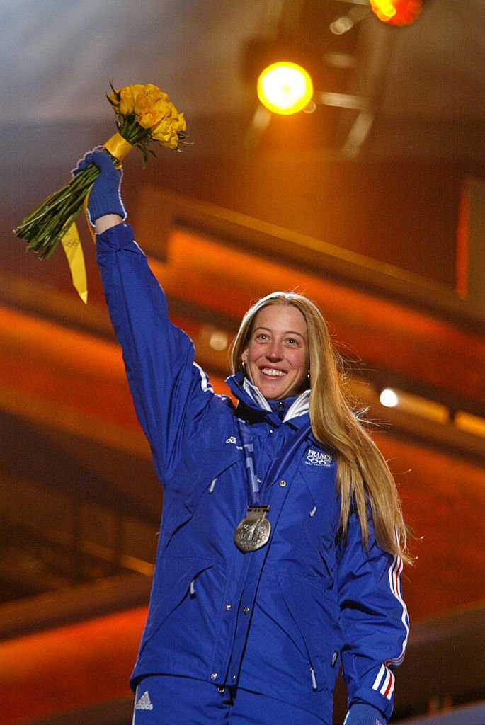 Karine Ruby, de France, reçoit sa médaille d'argent dans le slalom géant parallèle en snowboard féminin. | Photo : Getty Images