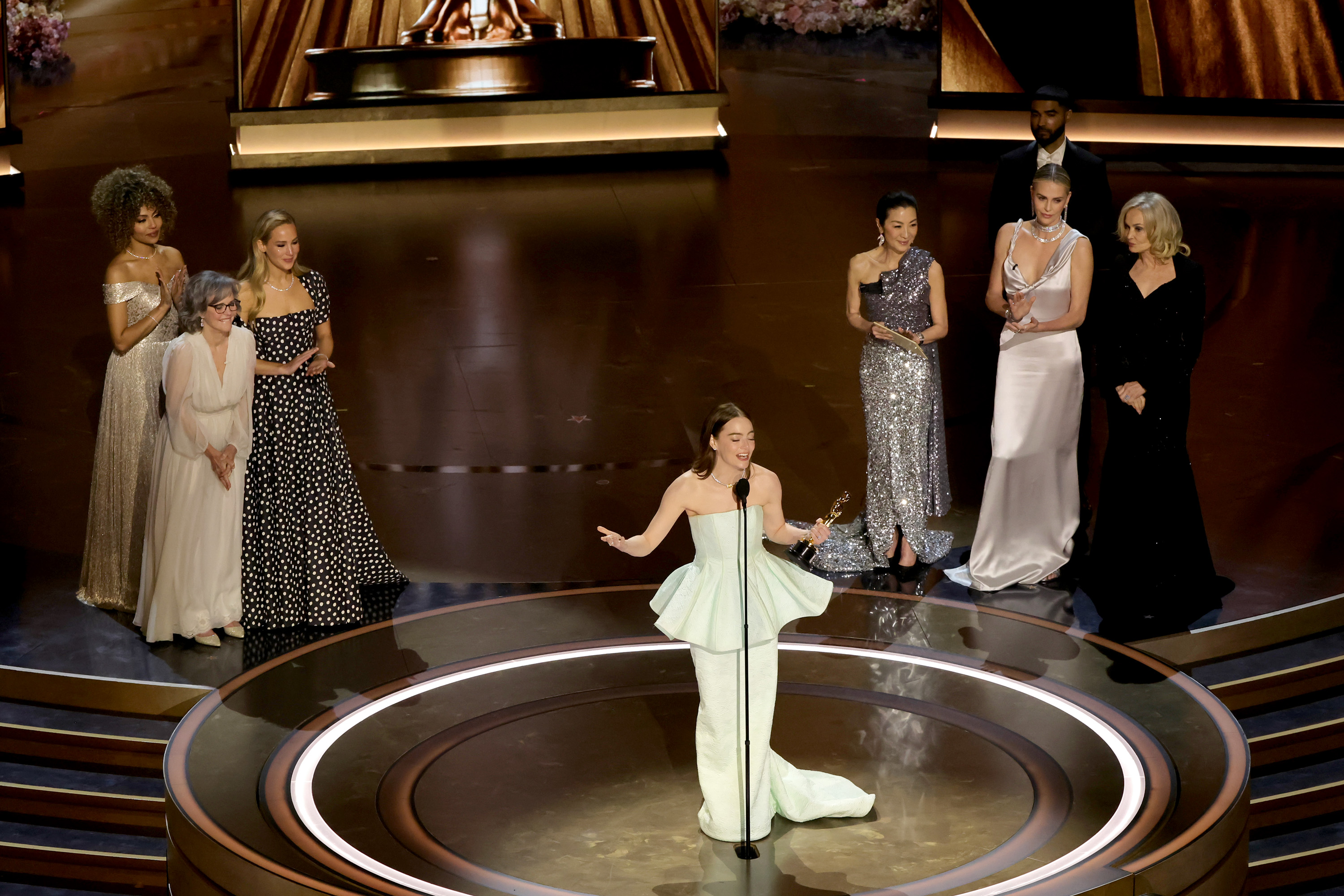 Emma Stone accepte le prix de la meilleure actrice dans un rôle principal pour "Poor Things" sur scène lors de la 96e cérémonie annuelle des Oscars le 10 mars 2024 à Hollywood, Californie | Source : Getty Images