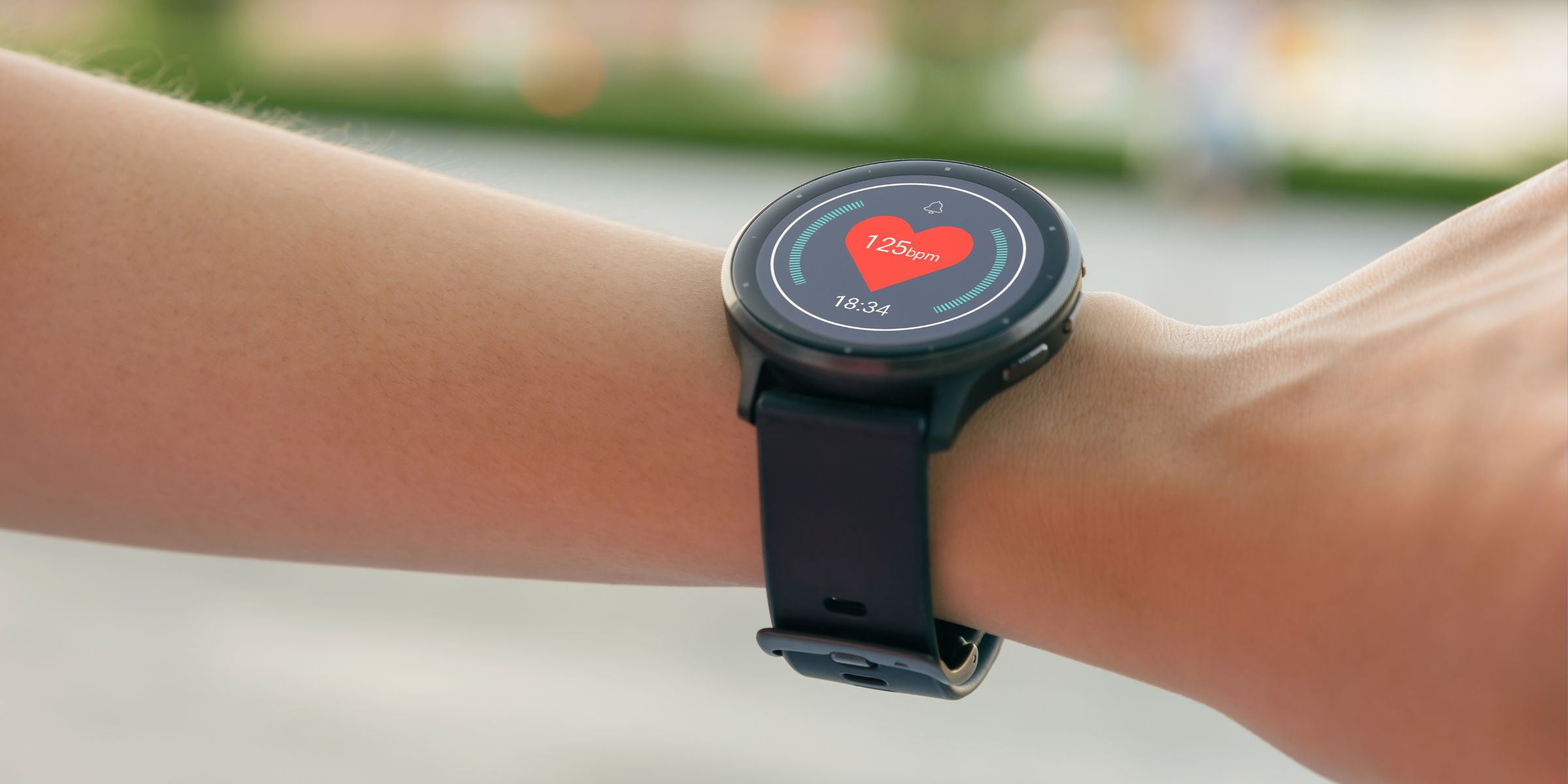 Une personne portant une smartwatch vérifiant le rythme cardiaque | Source : Shutterstock