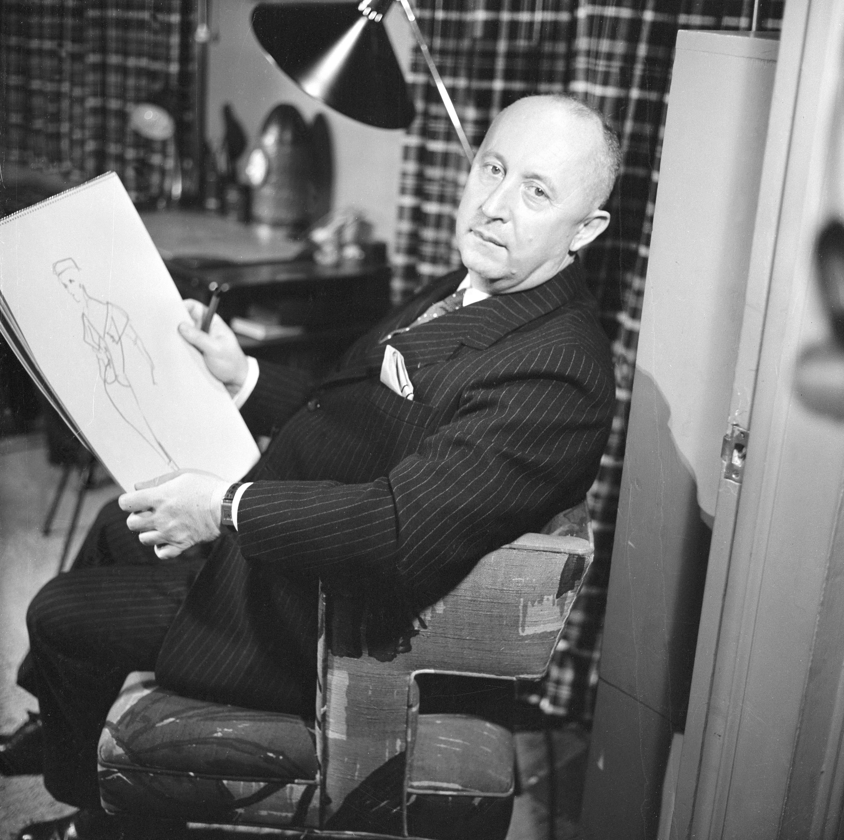 Christian Dior le 7 novembre 1955. l Source : Getty Images