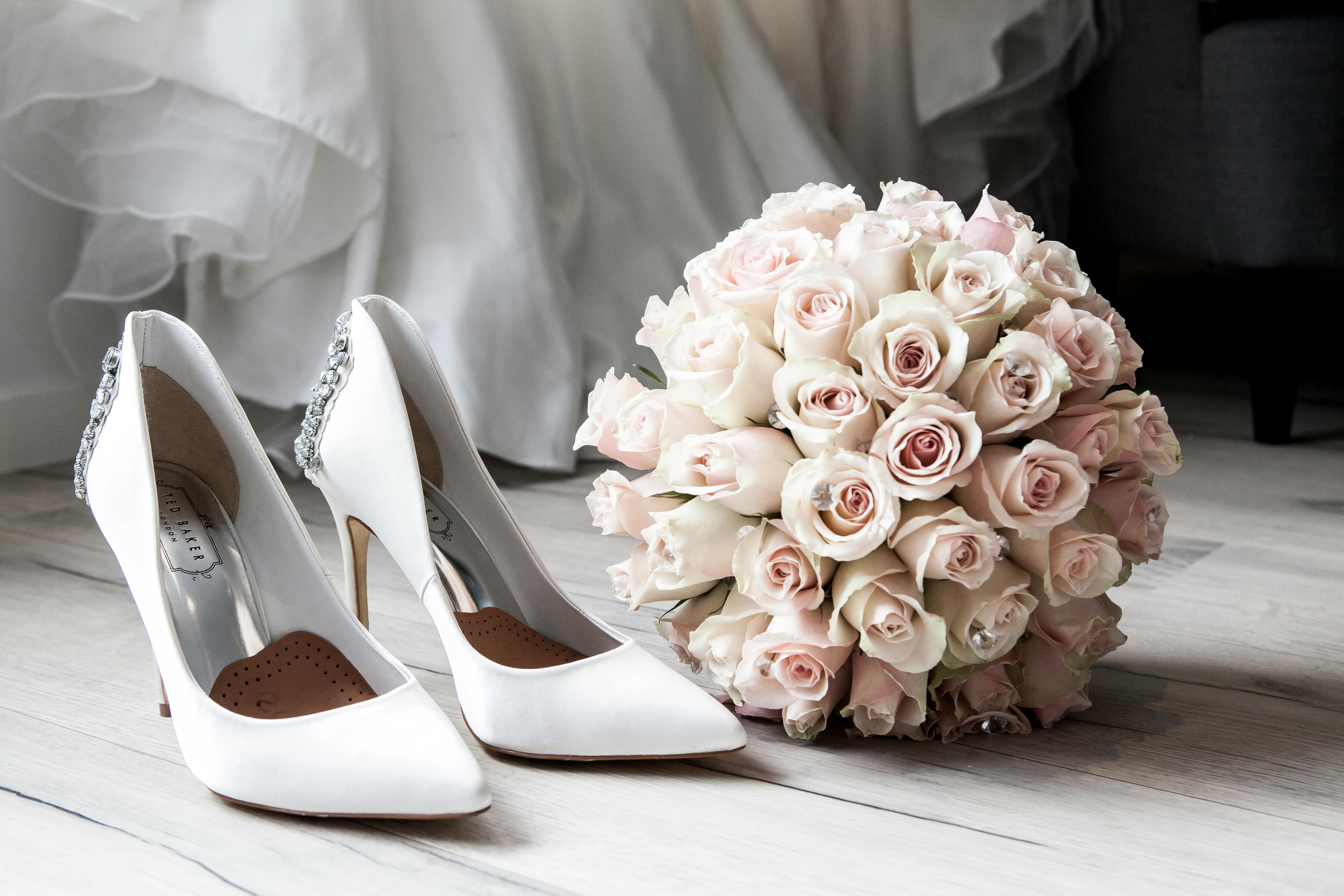 Une paire de chaussures de mariage et un bouquet de mariée | Source : Pexels