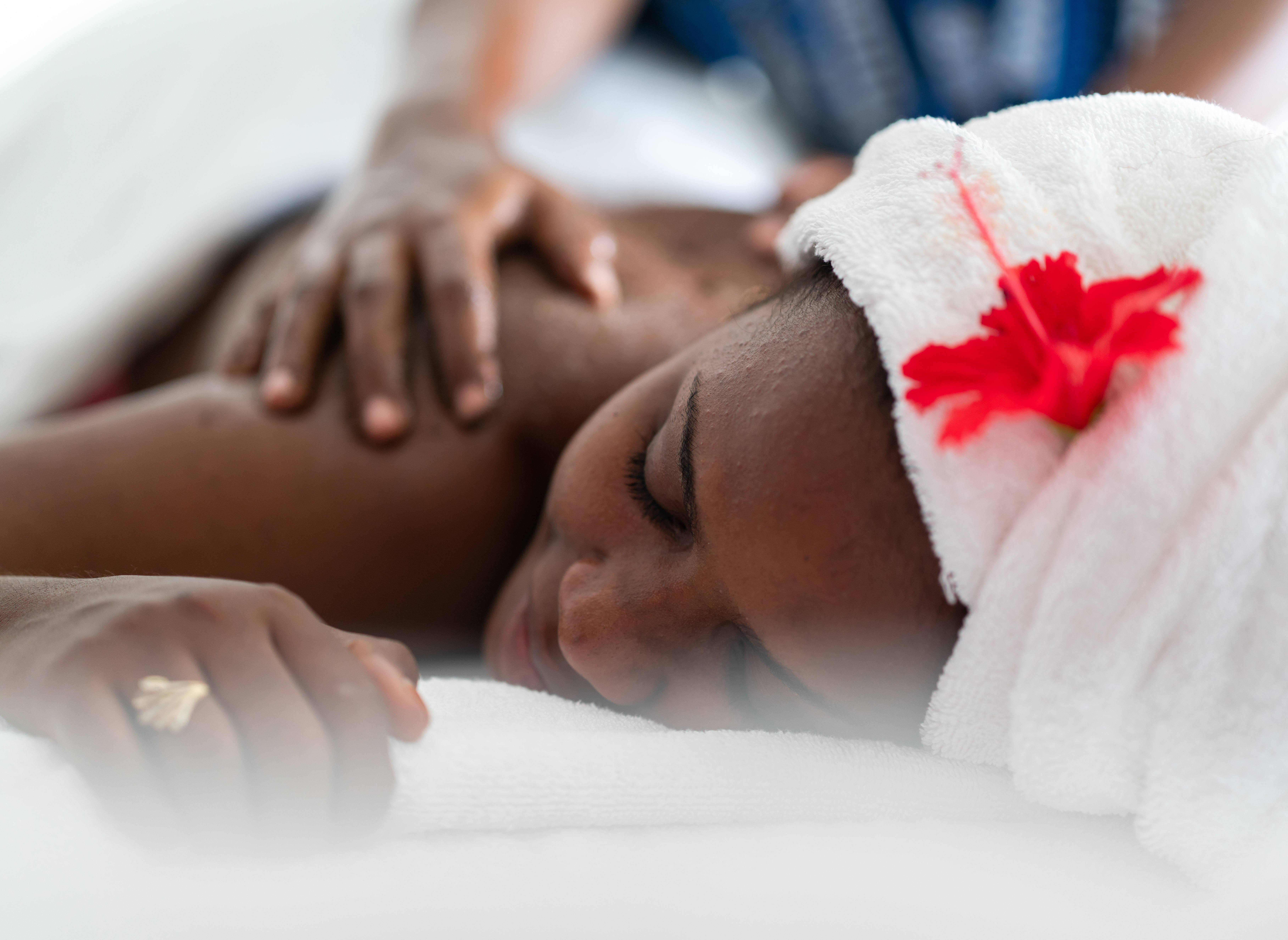 Fille africaine se faisant masser | Source : Getty Images