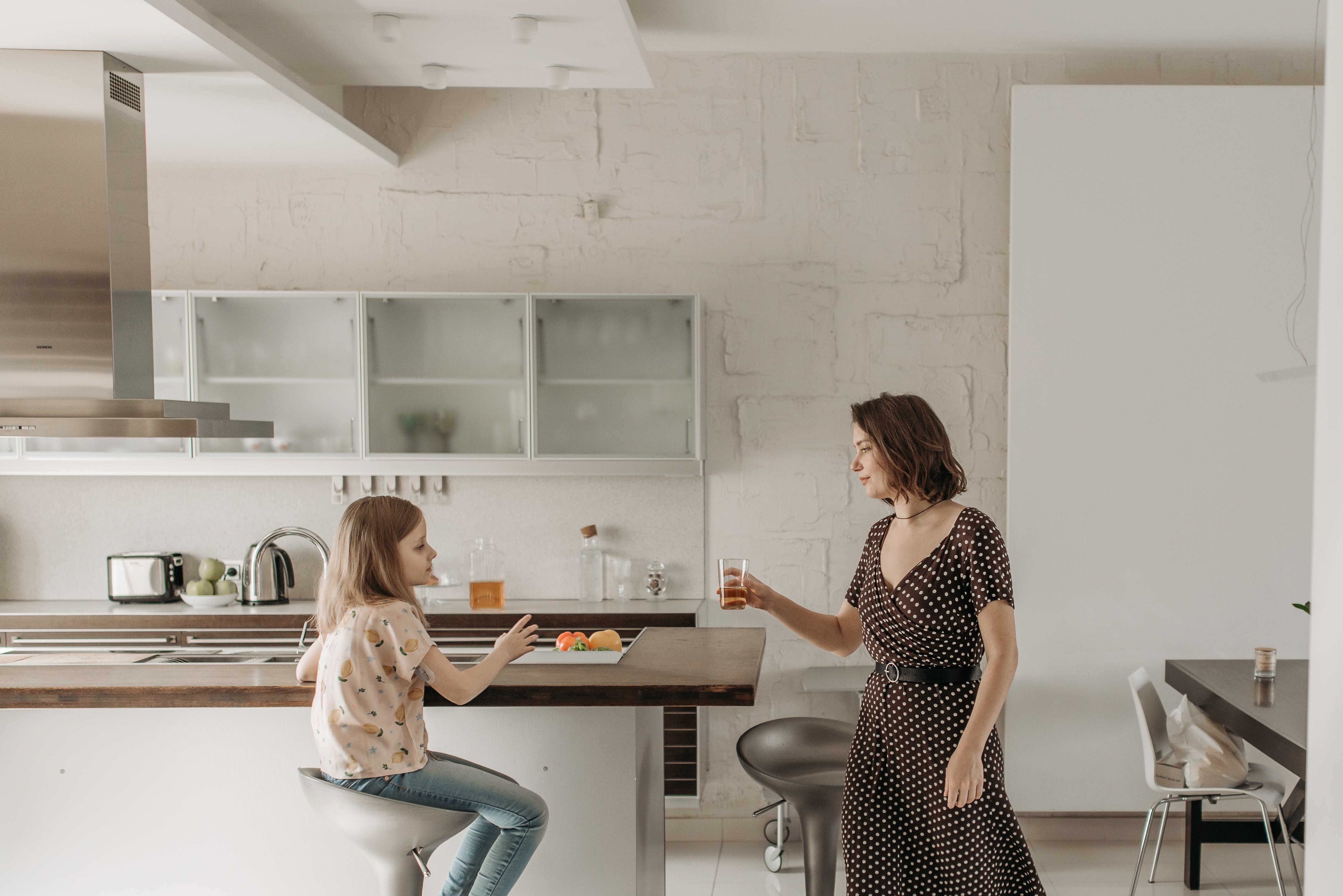 Mère et fille dans une cuisine moderne | Source : Pexels