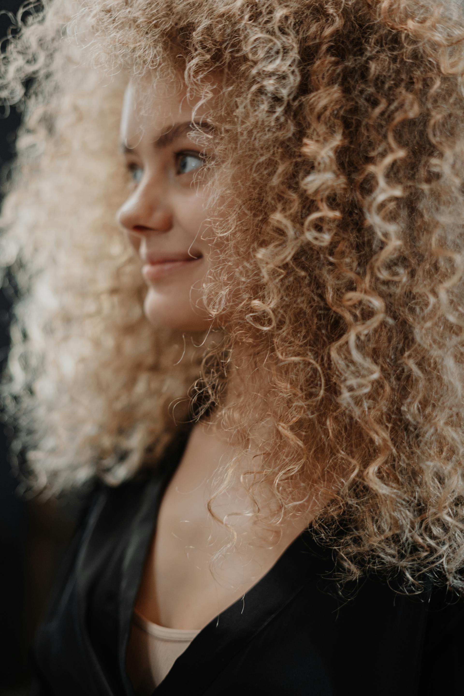 Une femme souriante | Source : Pexels