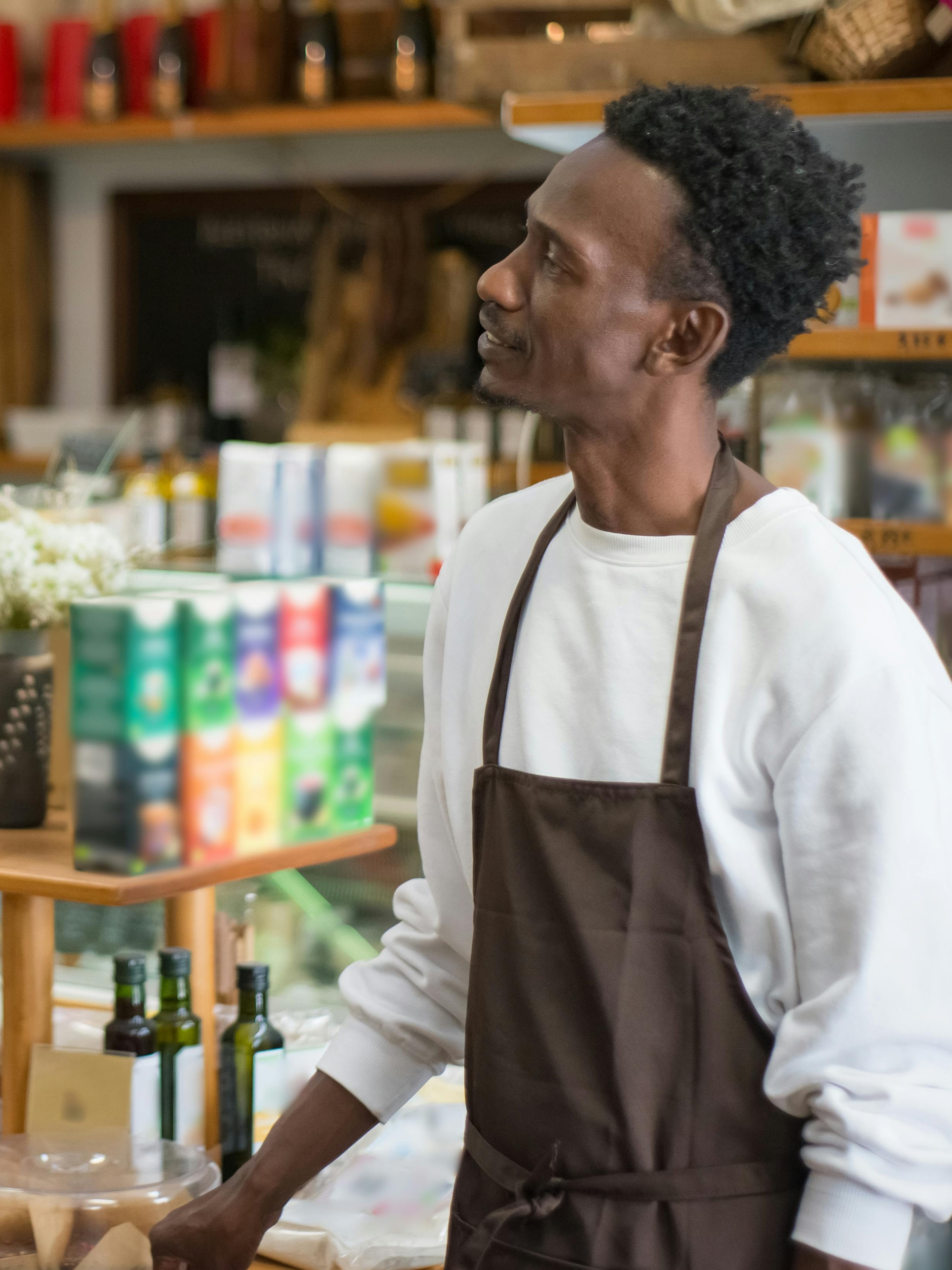 Un employé d'un super marché en conversation avec une personne invisible | Source : Pexels