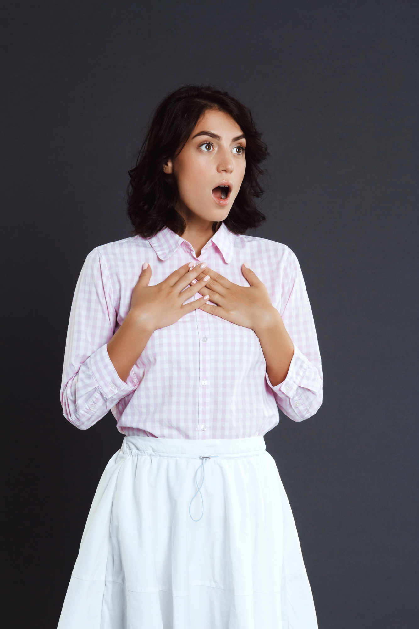 Une femme agissant avec surprise et innocence, les mains sur la poitrine | Source : Pexels