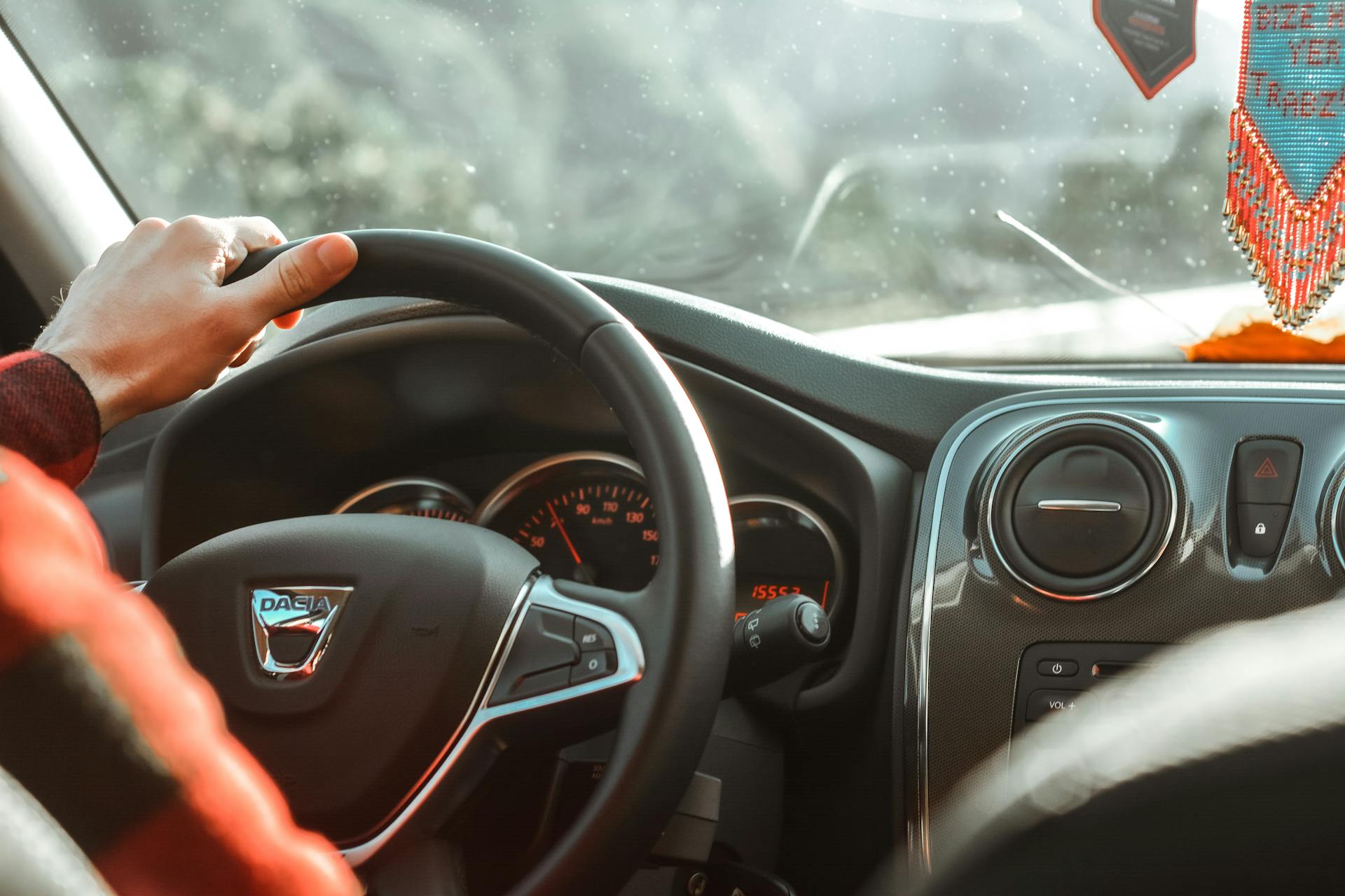 Un homme tenant un volant | Source : Pexels