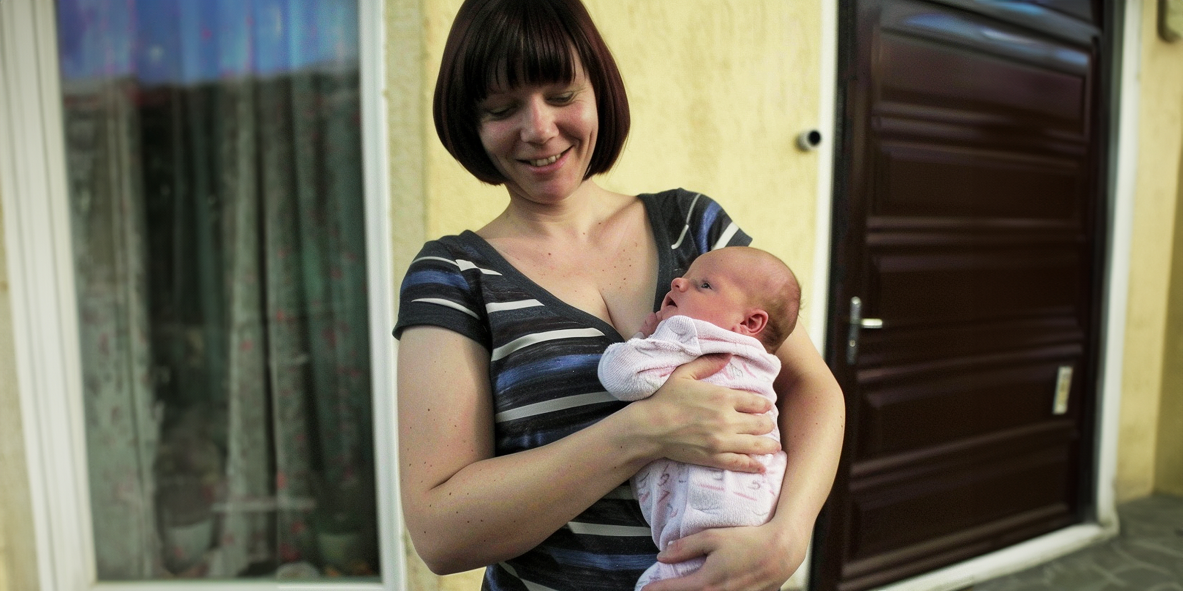 Une femme tenant un bébé | Source : Amomama