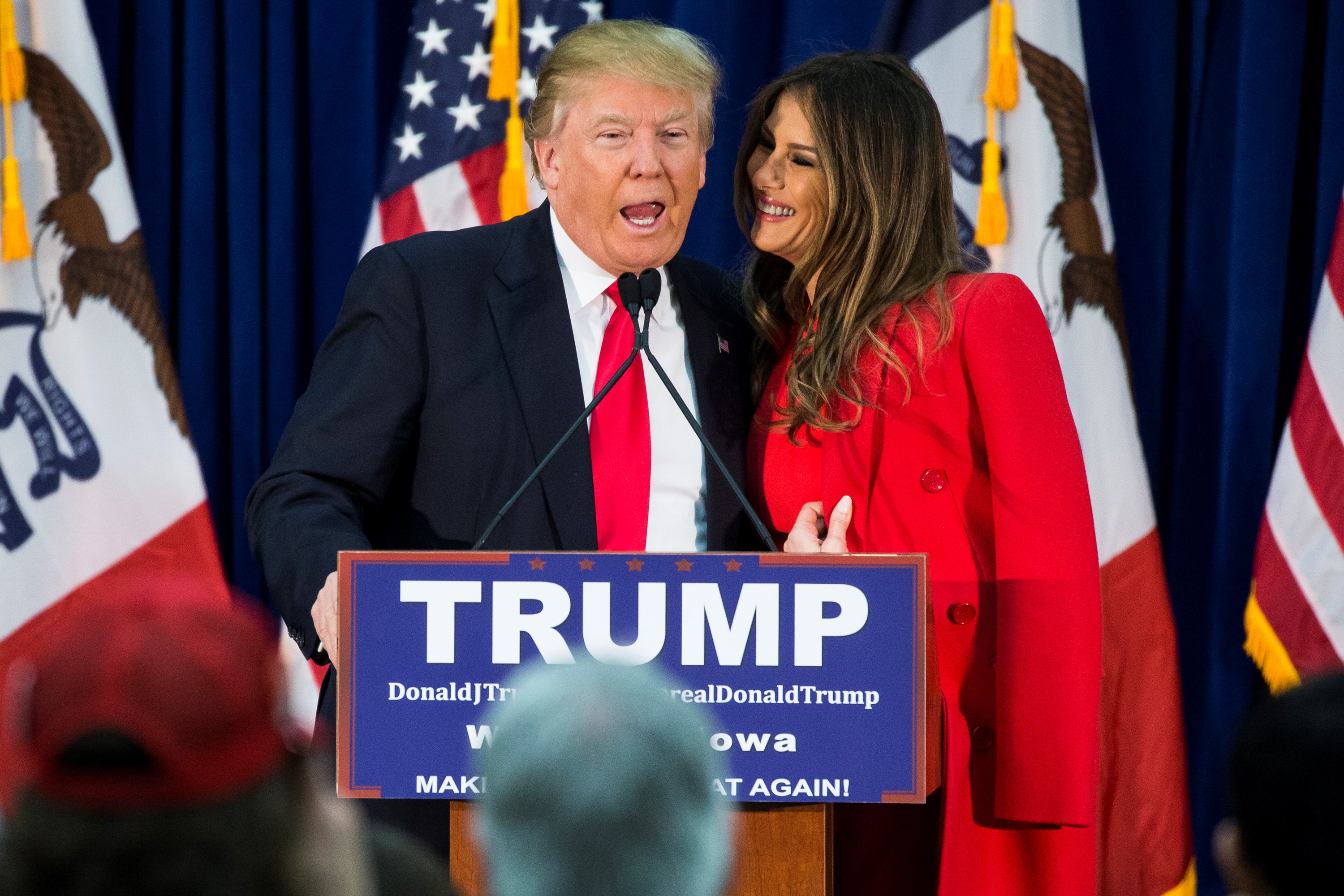 Donald et Melania Trump lors d'un rassemblement de campagne à Waterloo, dans l'Iowa, le 1er février 2016. | Source : Getty Images