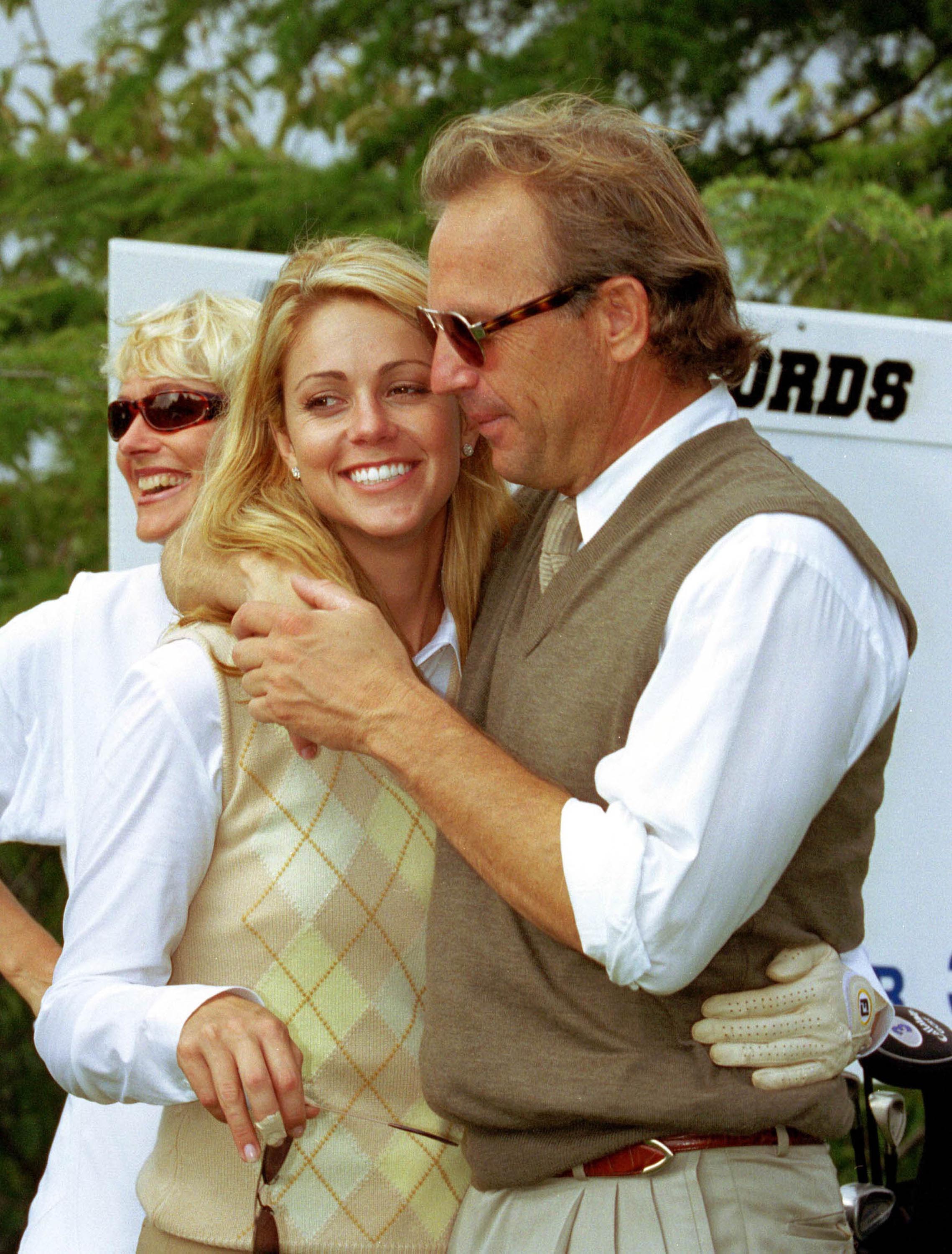 L'acteur Kevin Costner et Christine Baumgartner au tournoi de golf Big 3 Records Monte Carlo Invitational Pro-Celebrity Golf Tournament en 2000. | Source : Getty Images