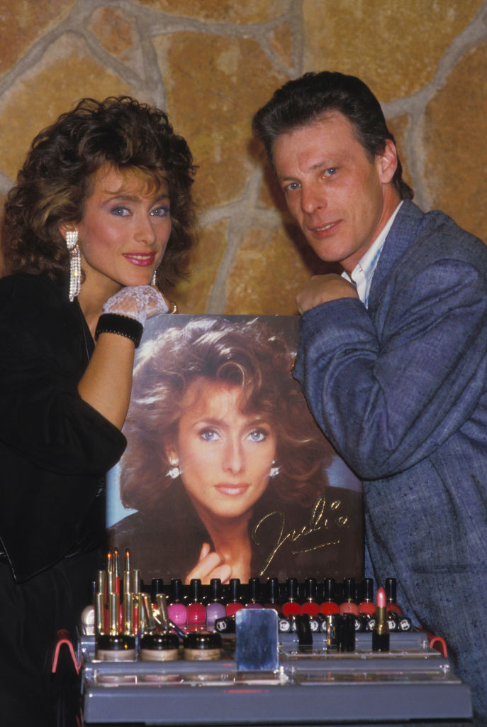 La chanteuse Julie Piétri, ici avec le chanteur Herbert Léonard, lors du lancement de sa ligne de maquillage le 15 mars 1985 à Paris, France. | Source : Getty Images