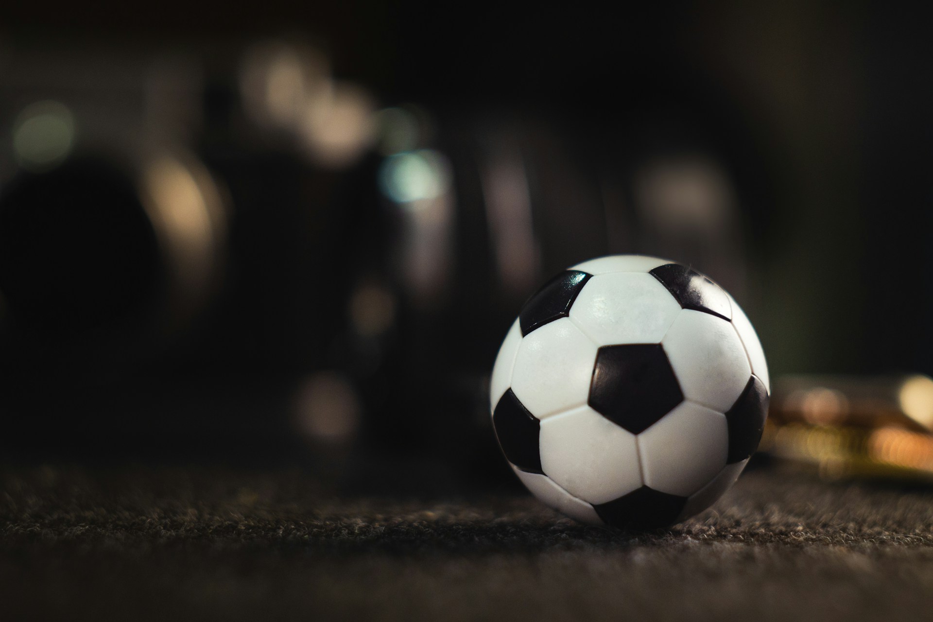 Un ballon de football sur le sol | Source : Unsplash