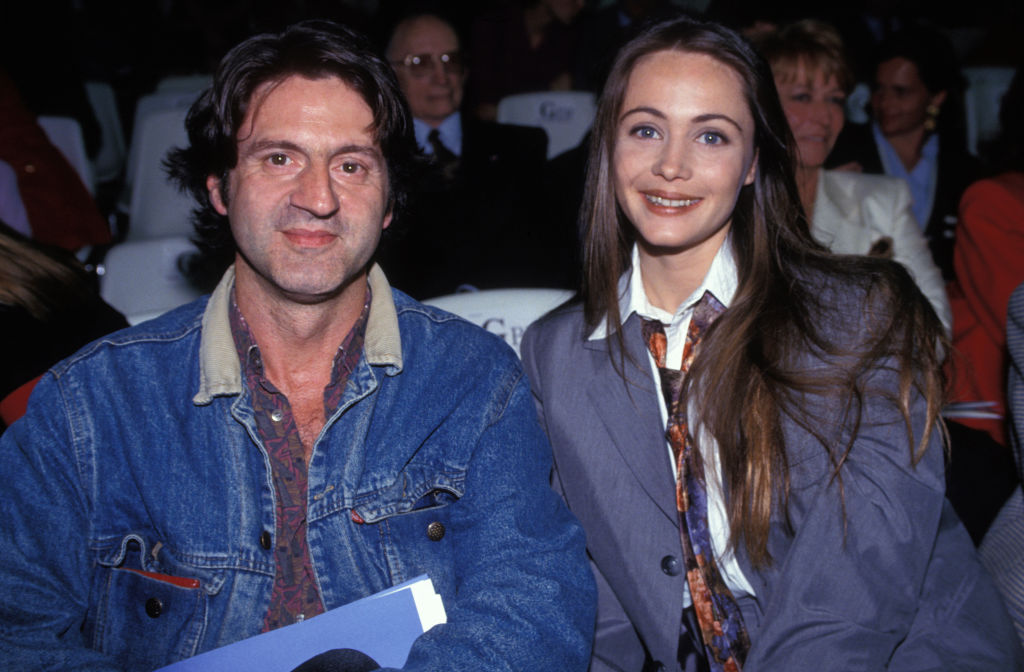 Daniel Auteuil et Emmanuelle Béart assistent à un défilé de mode en mars 1993 à Paris, France. | Source : Getty Images