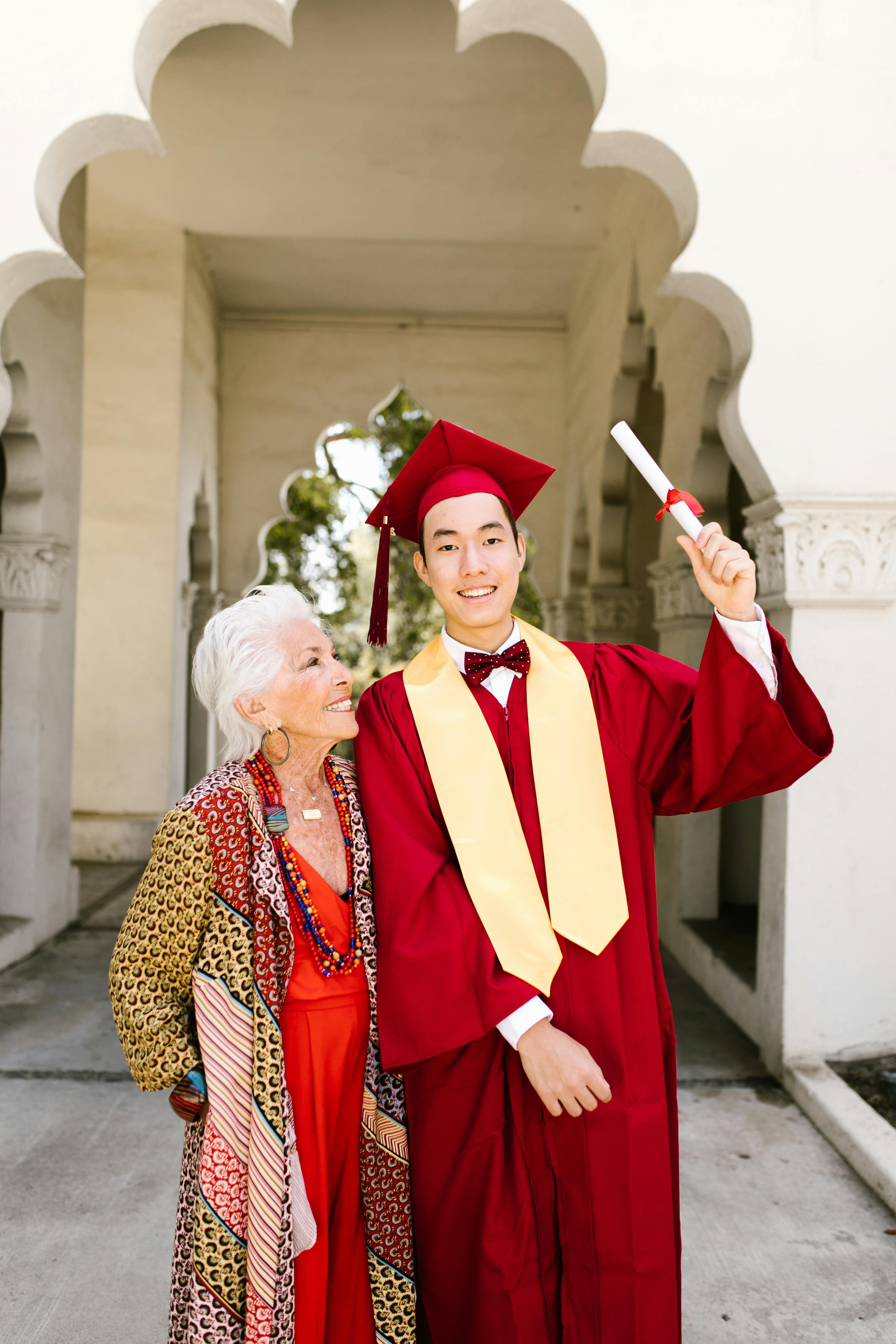 Un homme obtient son diplôme avec sa mère à ses côtés | Source : Pexels