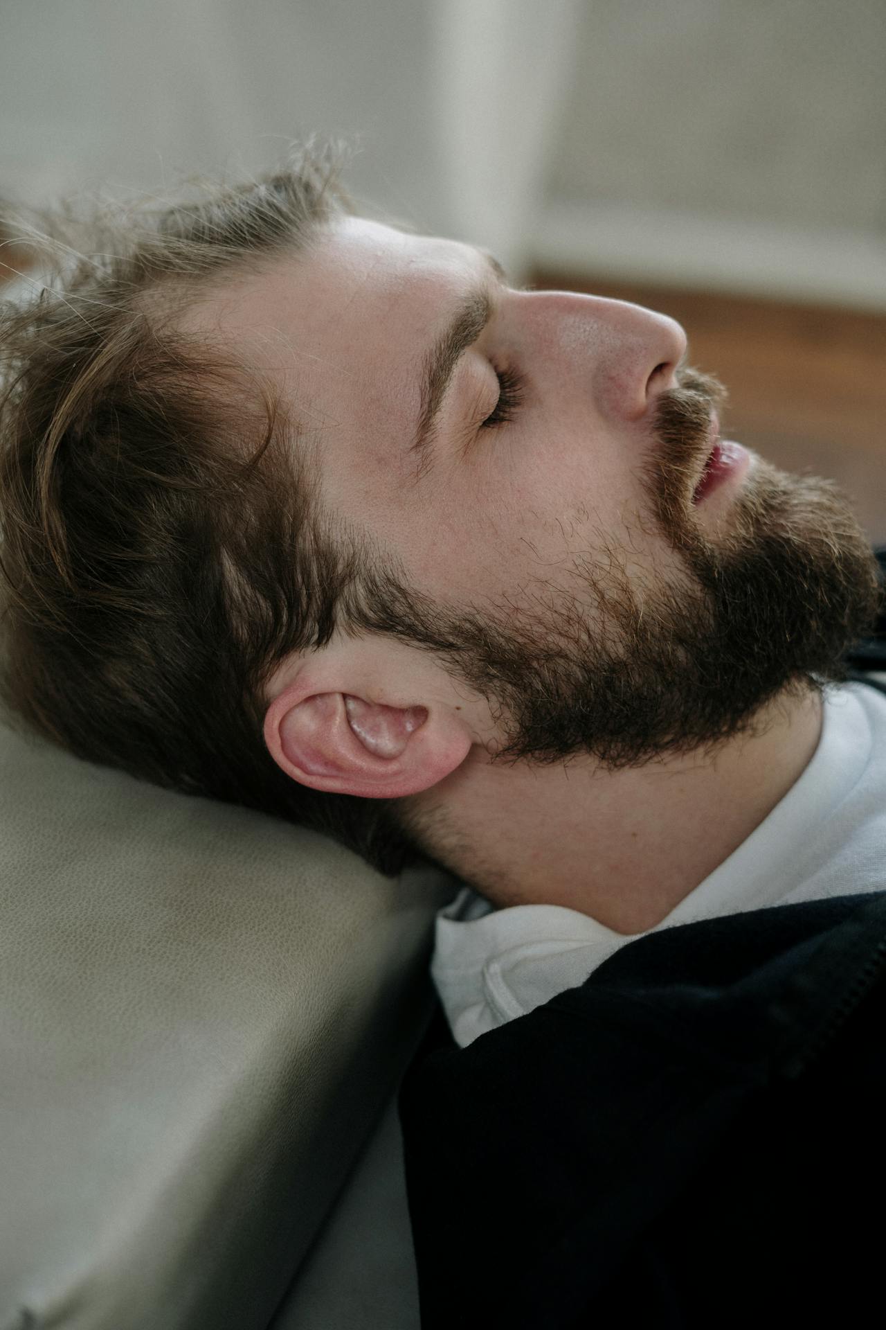 Un homme couché immobile | Source : Pexels