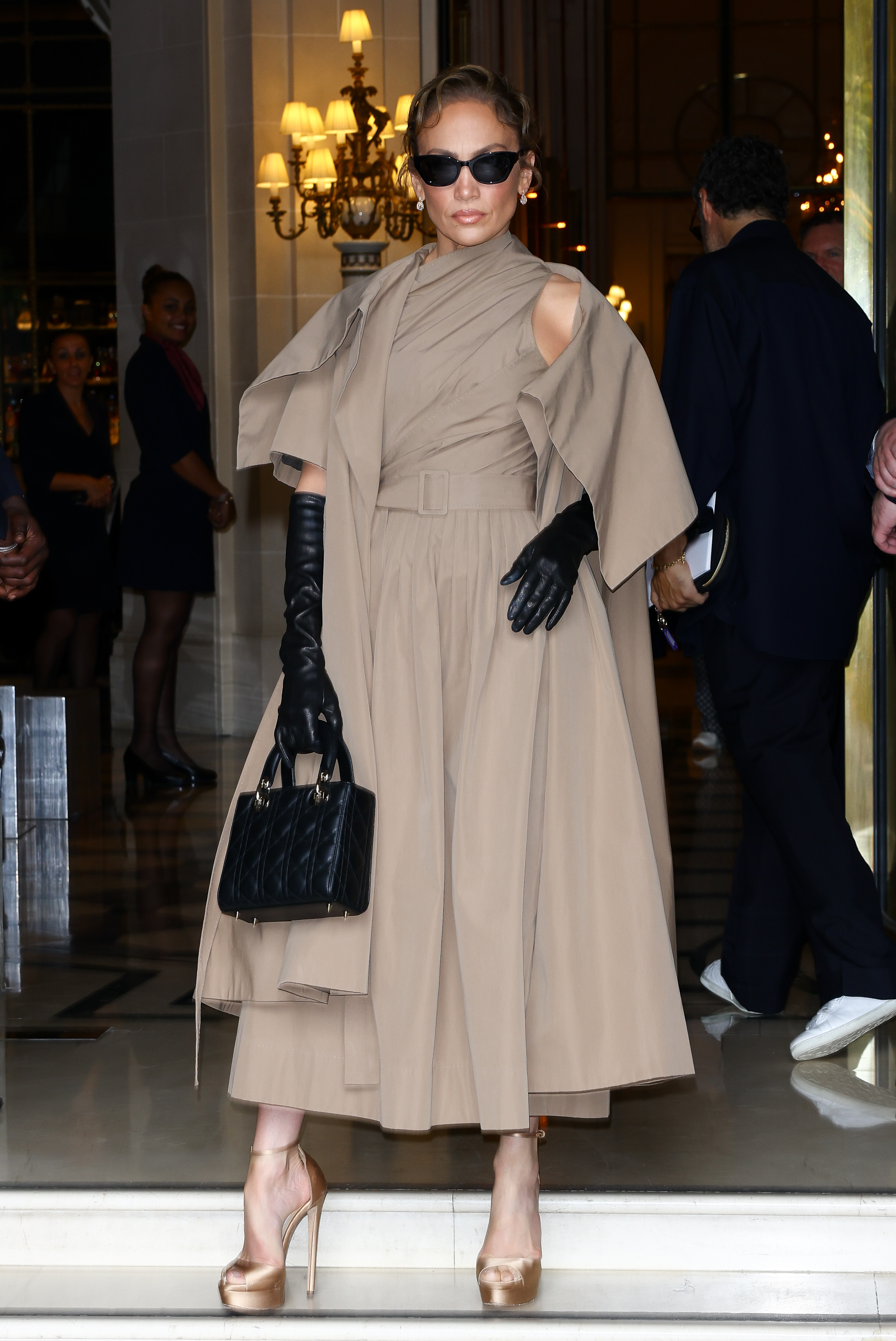 Jennifer Lopez semble sérieuse mais posée alors qu'elle assiste au défilé haute couture automne/hiver 2024 de Christian Dior lors de la semaine de la mode à Paris le 24 juin 2024 | Source : Getty Images
