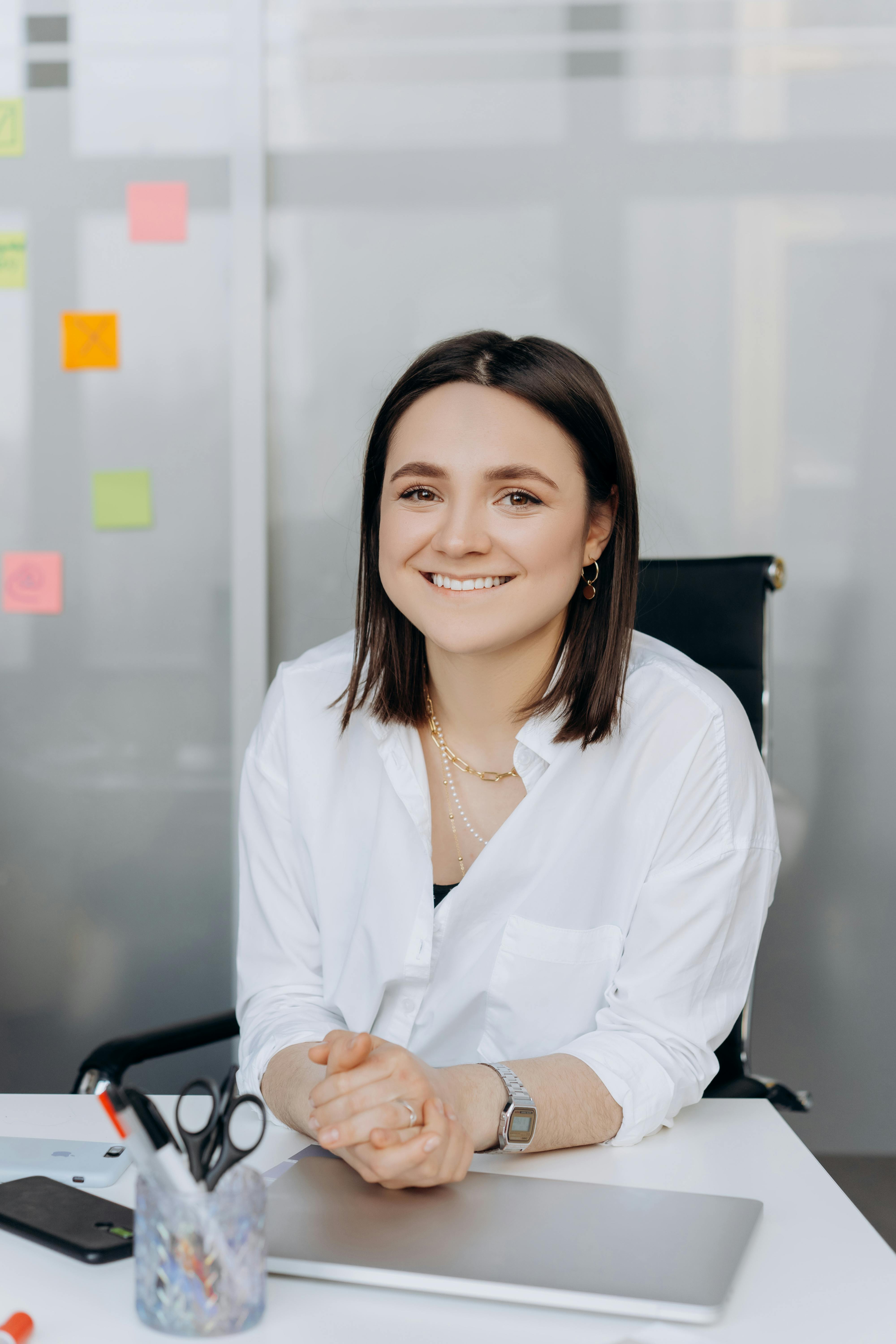 Une femme heureuse dans un bureau | Source : Pexels