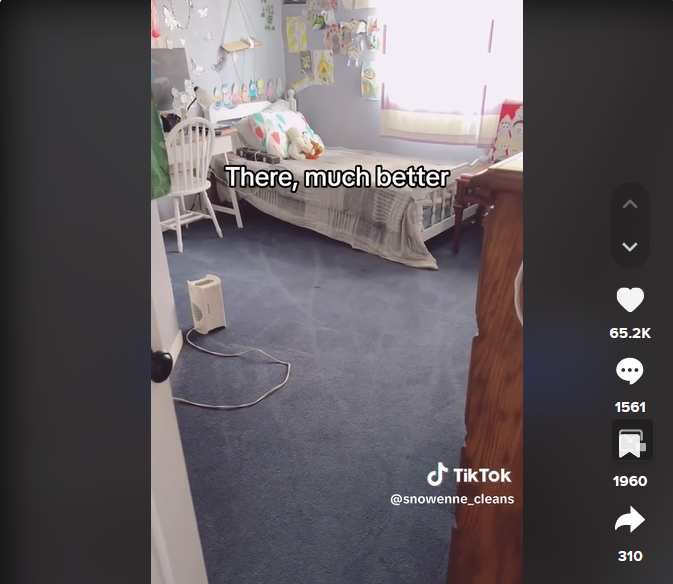 Snowenne montre la chambre de sa fille adolescente après le nettoyage | Source : tiktok.com/@snowenne_cleans