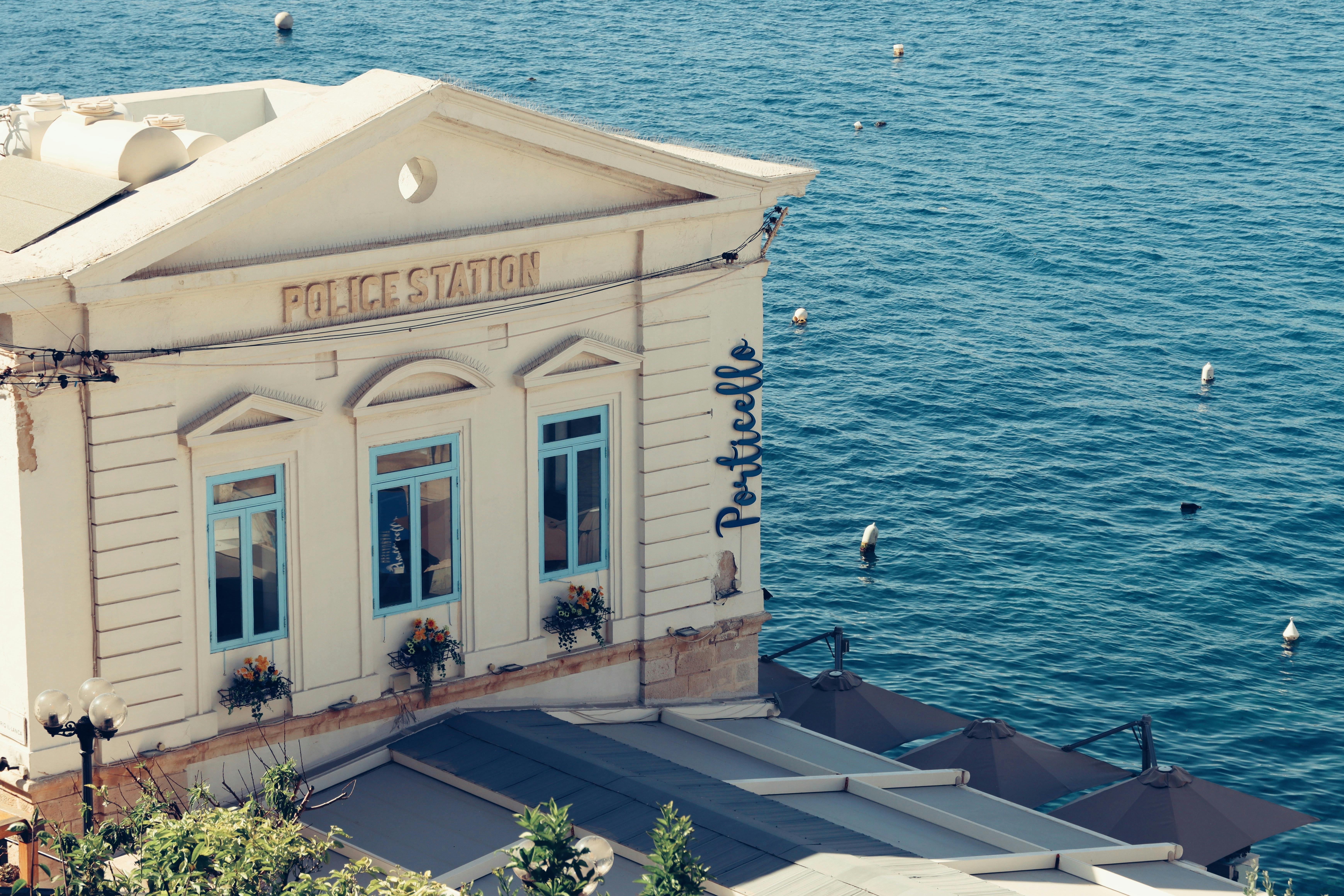 Un poste de police situé près de la mer | Source : Pexels