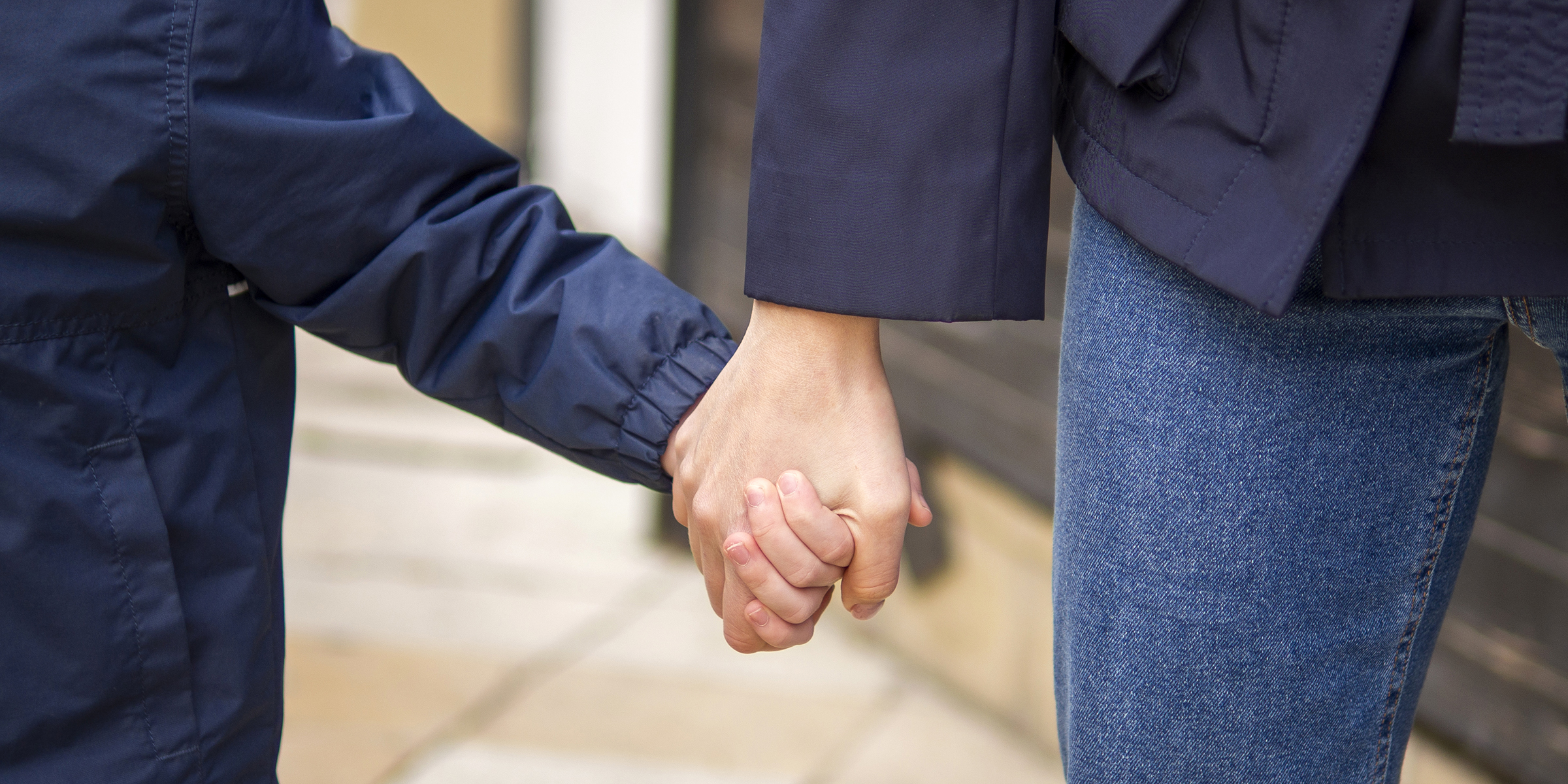 Une personne tenant la main d'un enfant | Source : Freepik