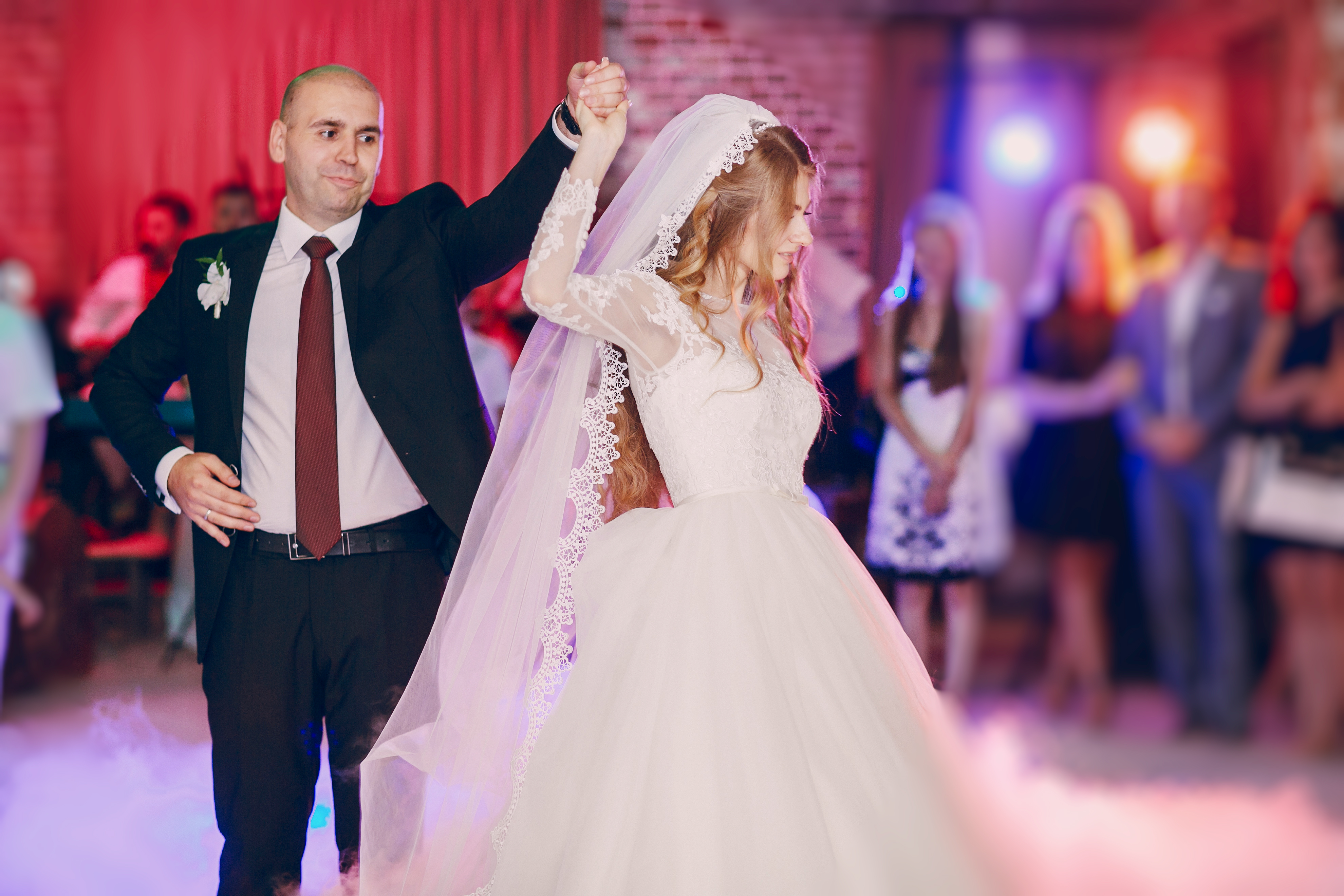 La mariée et le marié dansent | Source : Freepik