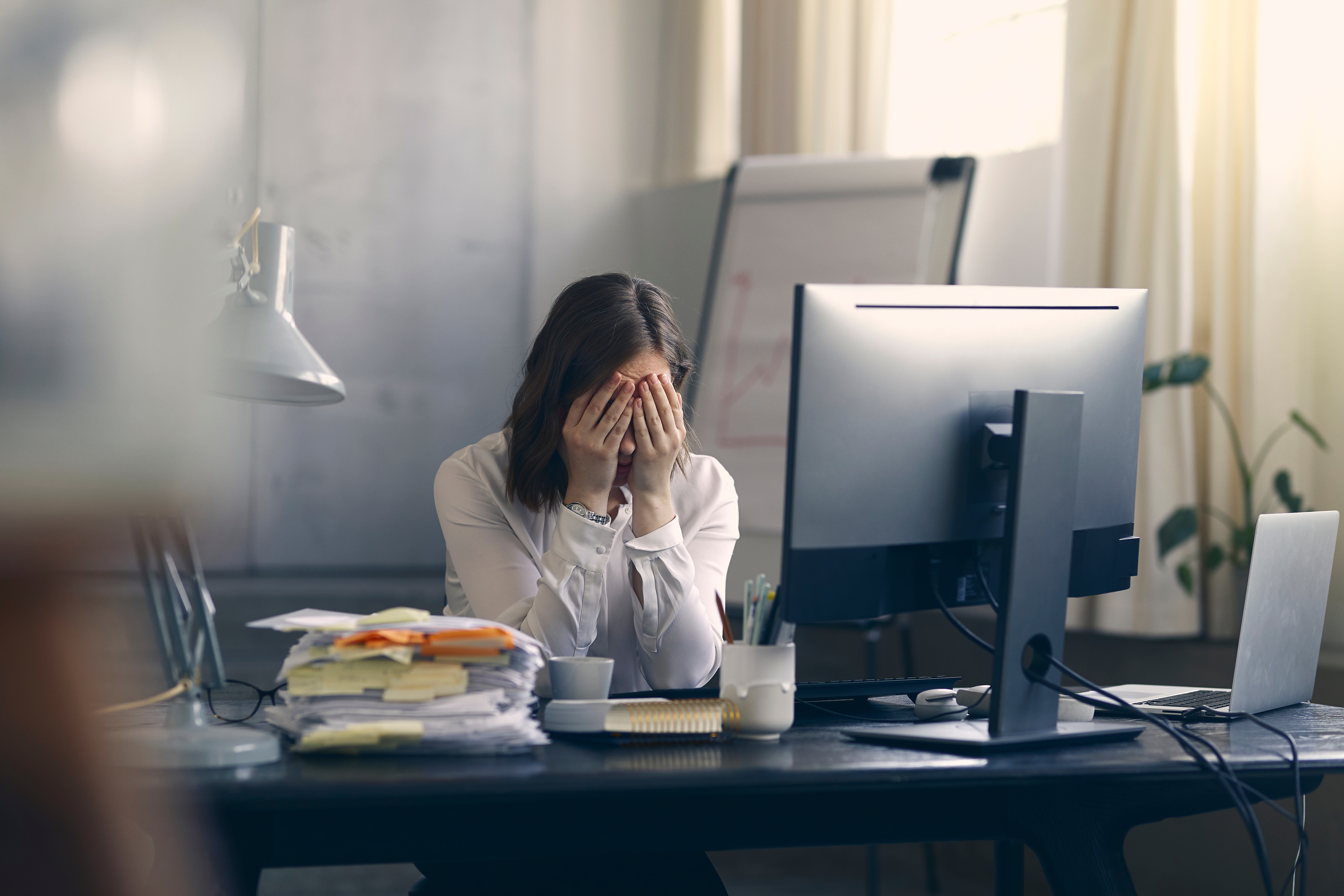 Une employée stressée | Source : Shutterstock