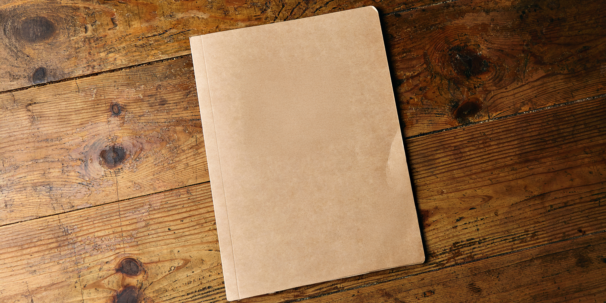 Un livre vierge sur une table | Source : Shutterstock