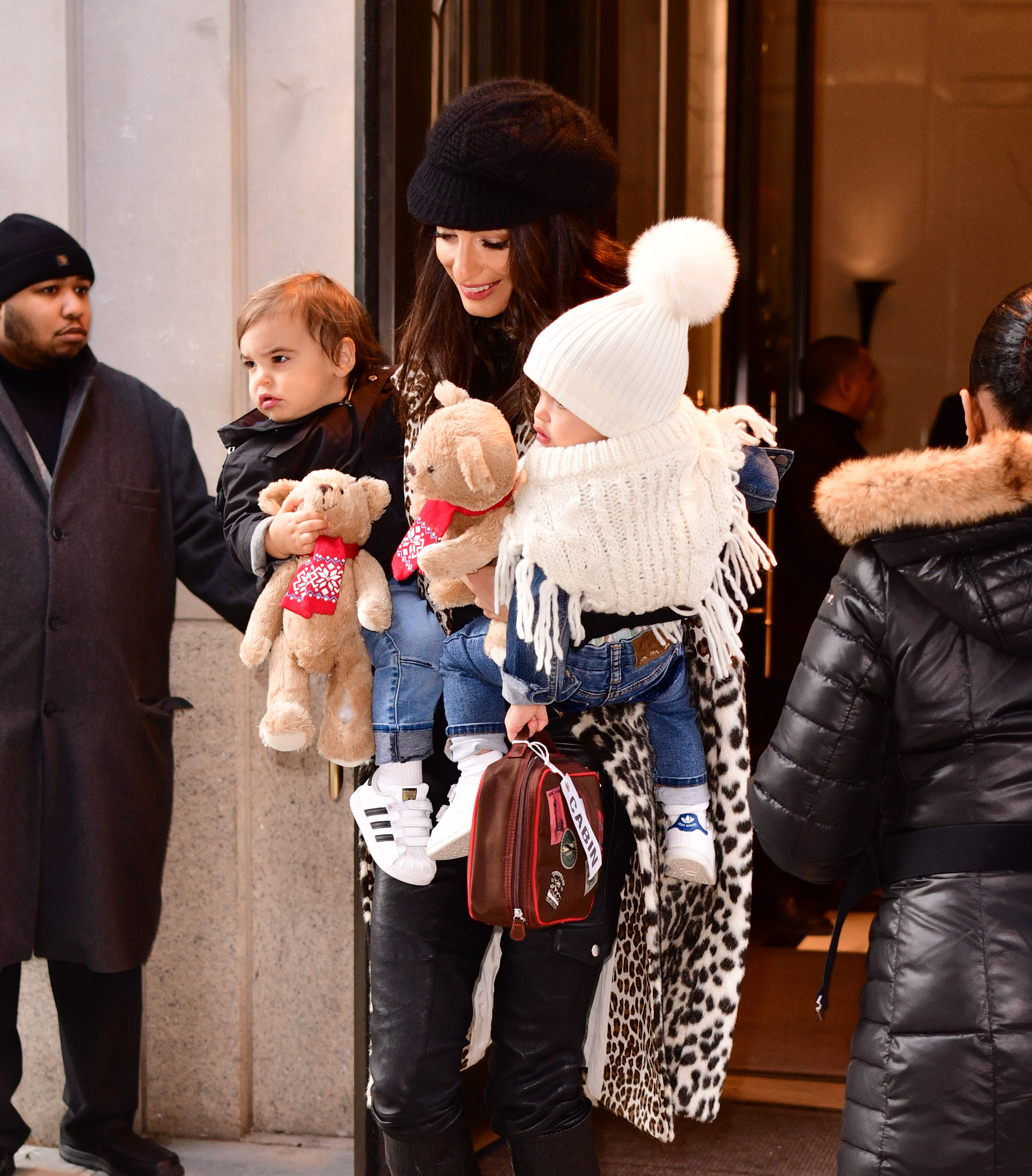 Amal Clooney avec ses enfants Alexander Clooney et Ella Clooney le 6 décembre 2018, à New York | Source : Getty Images