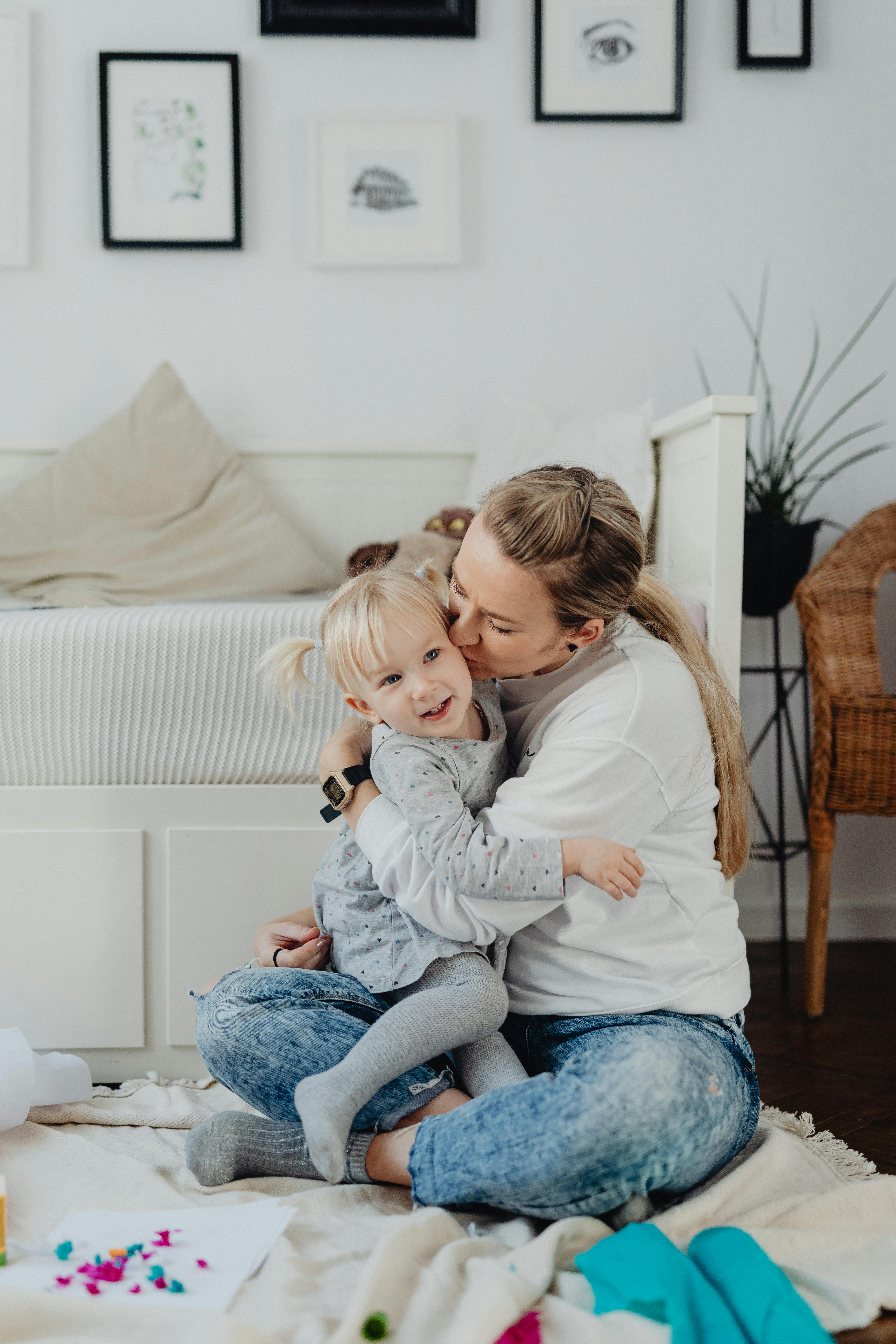 Une mère serrant sa fille dans ses bras | Source : Pexels