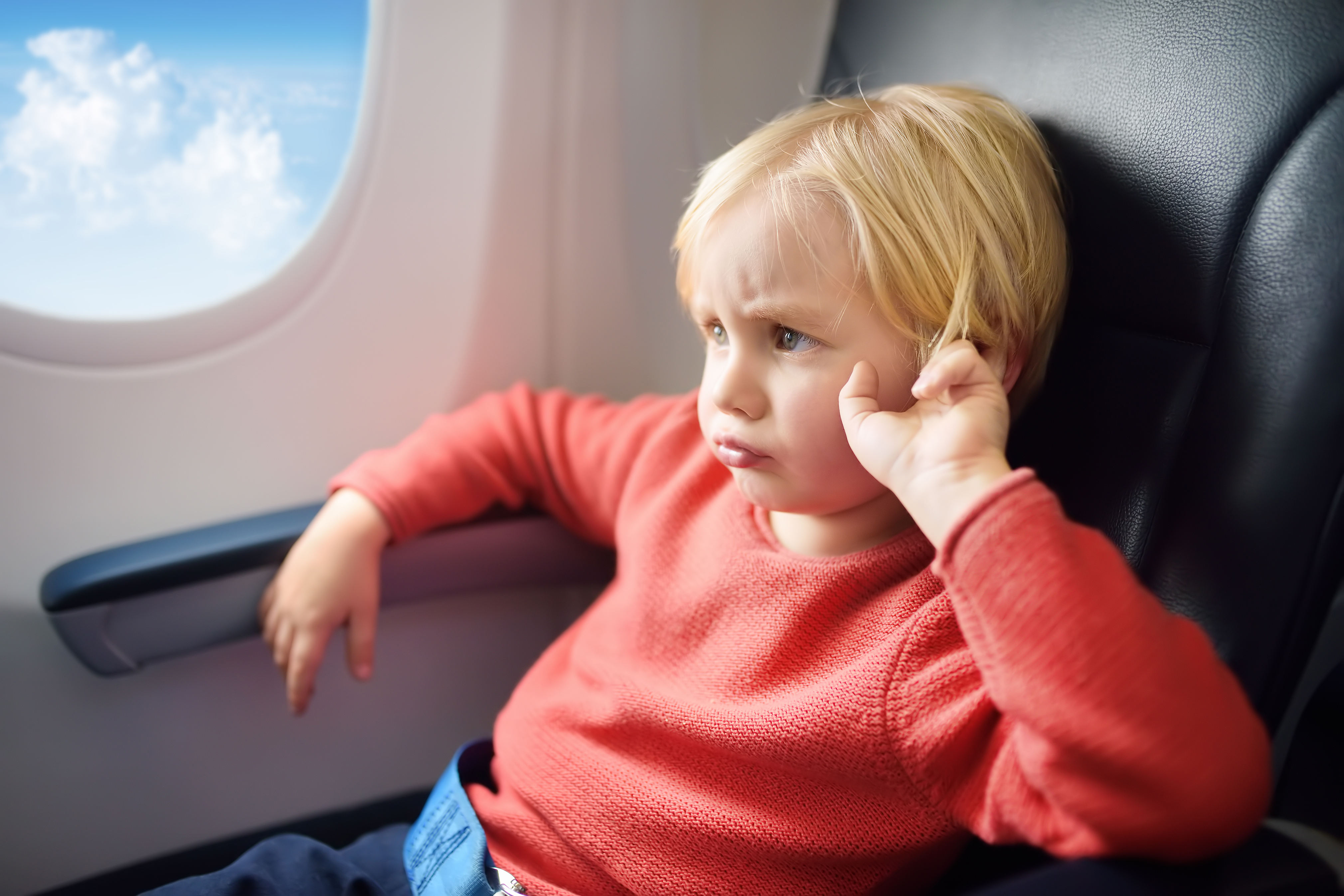 Un enfant contrarié dans un avion | Source : Shutterstock